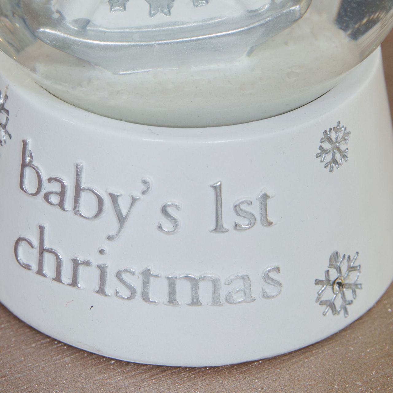 Snowglobe Bambino Baby's 1st Christmas A Baby’s 1st Christmas water ball. This smile-raising decoration is a lovingly designed decoration for celebrating the first Christmas of little ones.