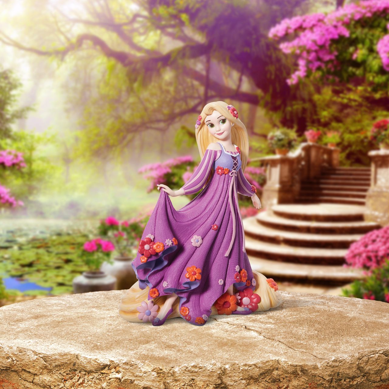 Disney Showcase shows a stunning new Botanical collection with Disney legends surrounded in 3D sculpted florals. No detail is overlooked, from a textured dress to sculpted florals, this figurine from Disney' animated film Tangled is made from cast stone.