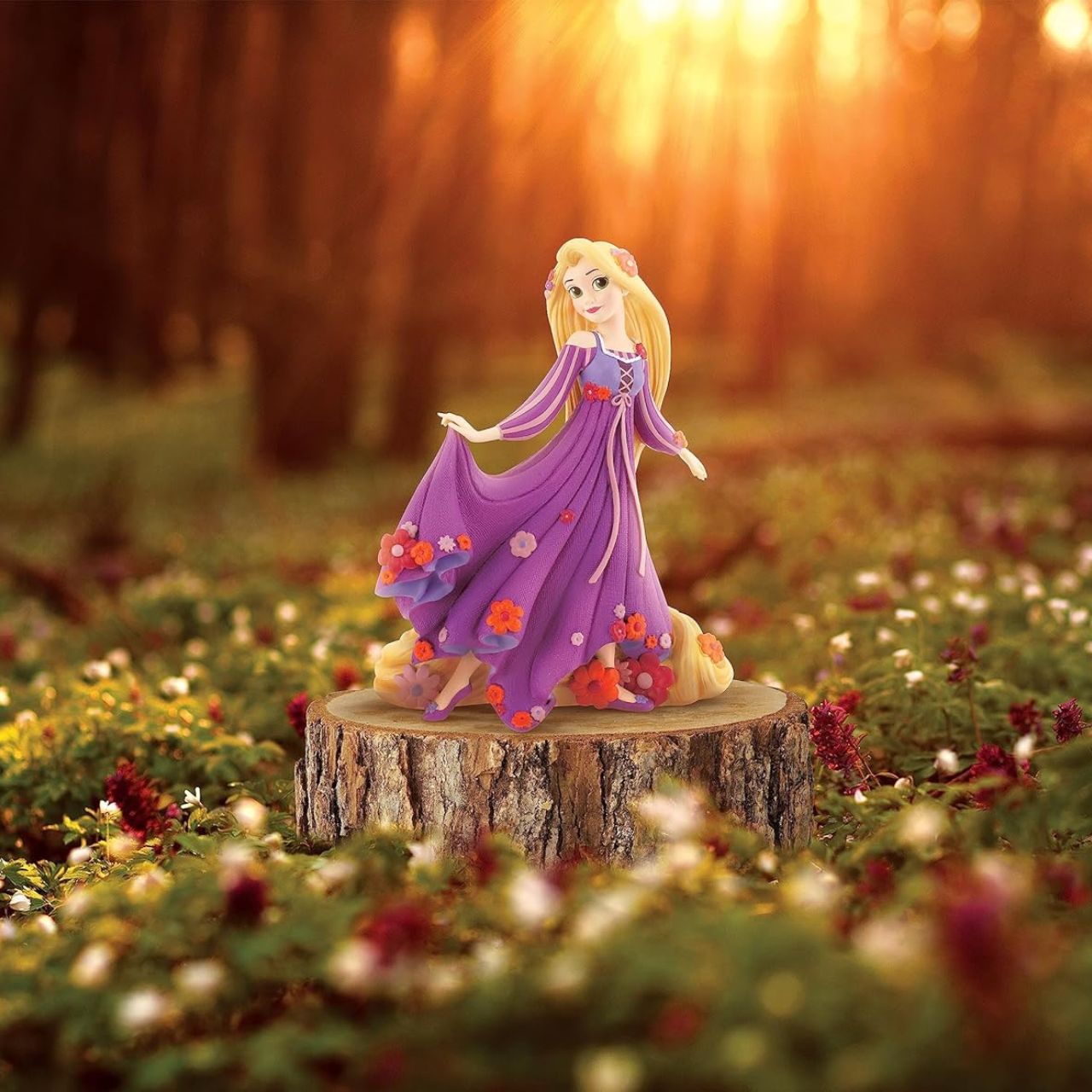 Disney Showcase shows a stunning new Botanical collection with Disney legends surrounded in 3D sculpted florals. No detail is overlooked, from a textured dress to sculpted florals, this figurine from Disney' animated film Tangled is made from cast stone.