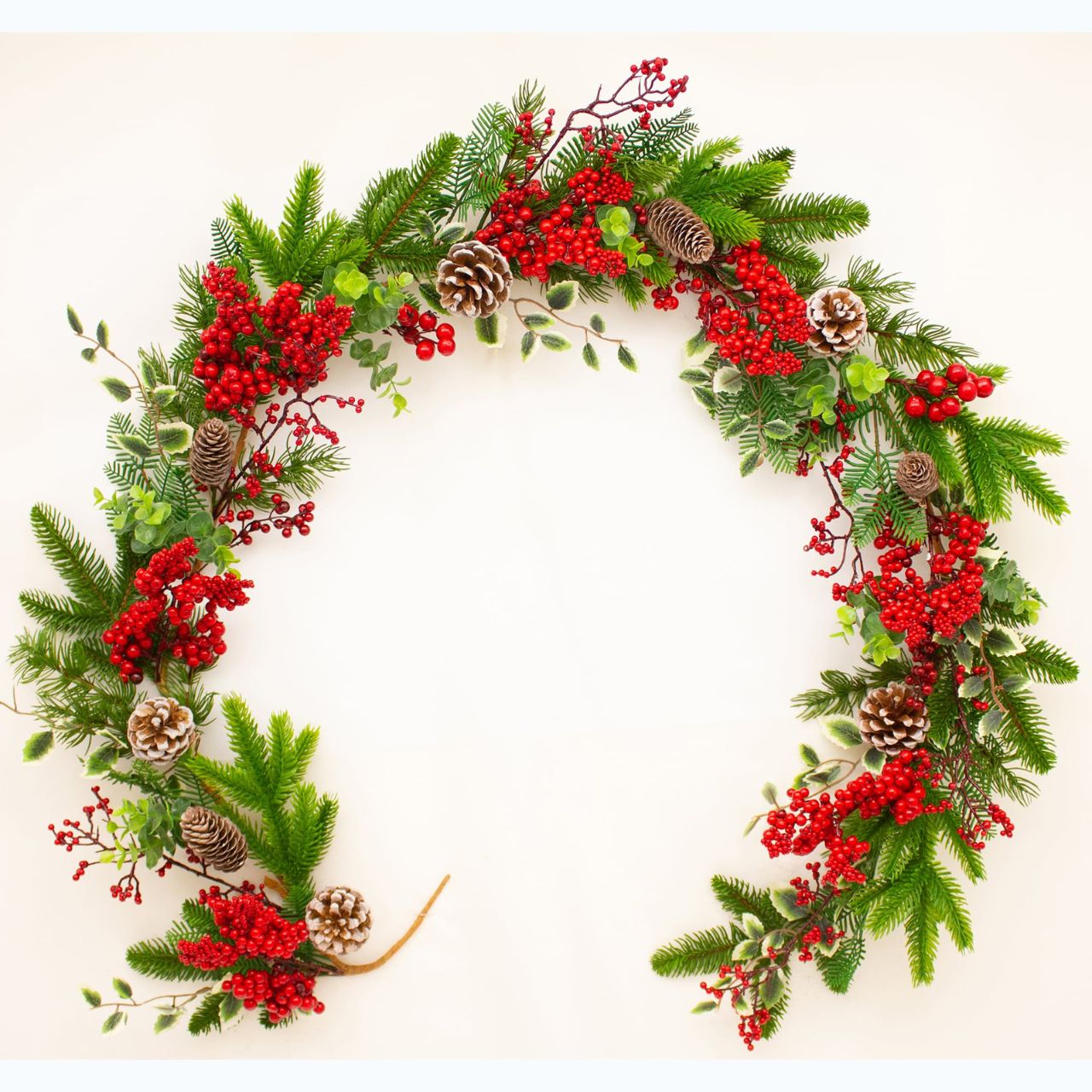 Enchante Festive Gatherings Garland 150 cm The Festive Gatherings Garland is a perfect addition to any celebration. It's crafted with high-quality materials for a long-lasting, eye-catching decoration. Lightweight and durable, it easily hangs to provide a festive touch to your gathering.