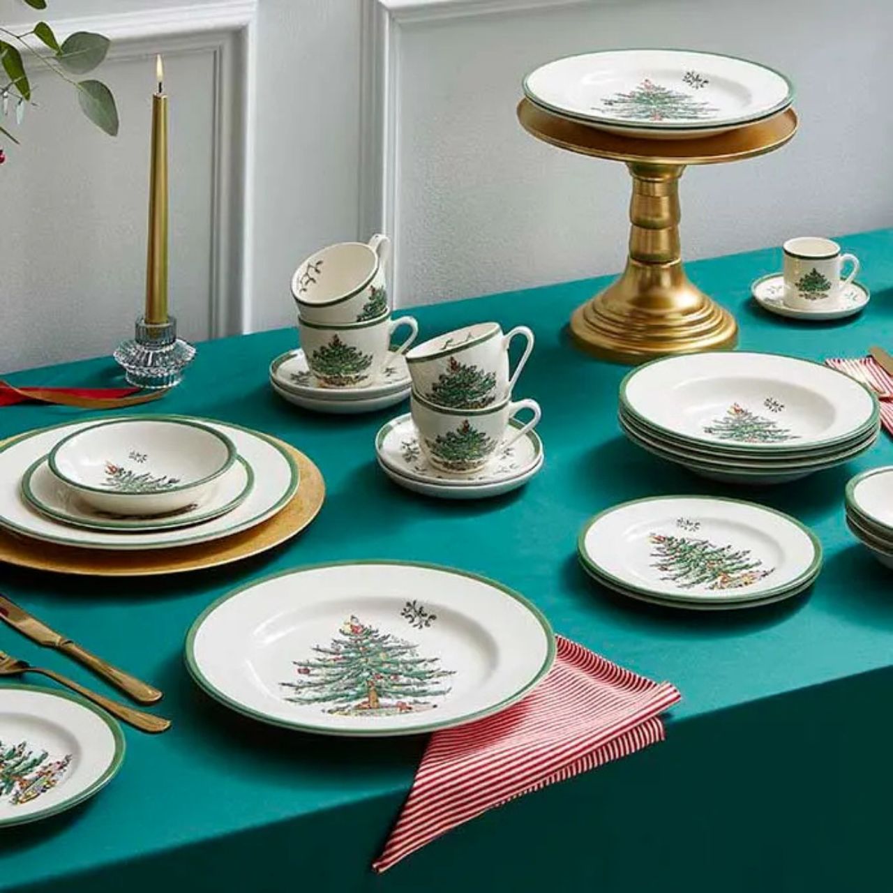 Catch up with family and friends over a cup of tea and a slice of cake this Christmas with this festive cup and saucer set. Each cup in the set features the traditional Christmas Tree design by Spode, with colourful baubles and presents for lucky children.