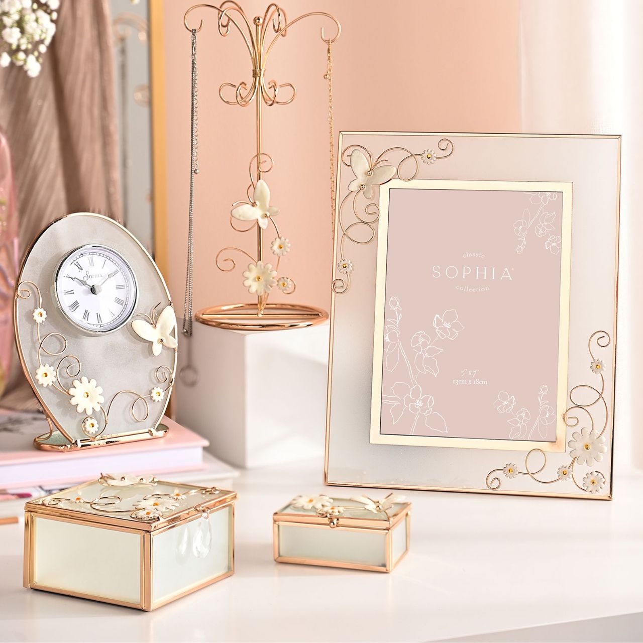 This exquisite glass box features an elegant floral meadow design on the lid. With its sturdy yet delicate craftsmanship, compact shape and stunning design, this trinket box makes a beautiful addition to any bedroom or dressing table.