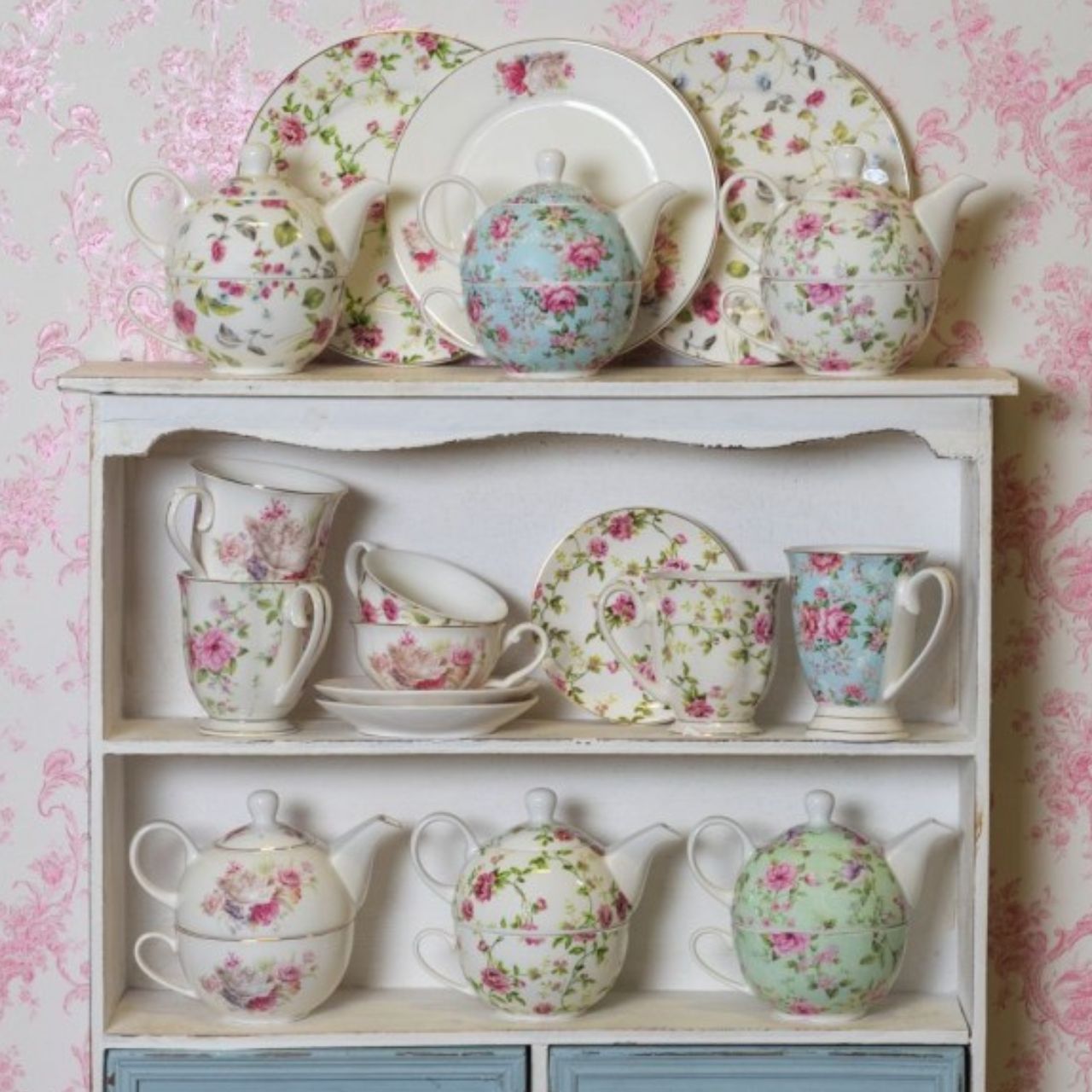 You can use a mug for so many different types of drinks. Think of a delicious mug of hot chocolate, coffee, tea, soup and much more. You can complement your china cabinet with the loveliest mugs from Clayre & Eef. Enjoy!