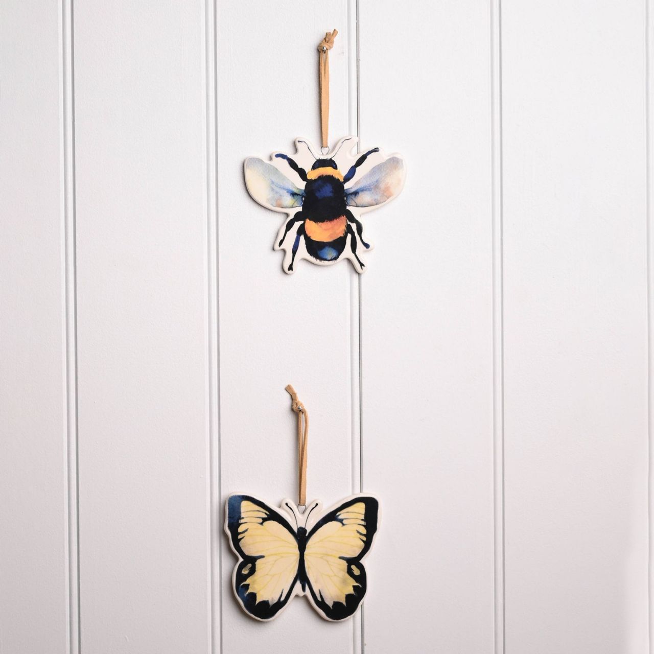 Country Living Insect Plaques - Bee Bee insect plaques by COUNTRY LIVING. These gorgeous hanging plaques celebrate wildlife and the wonderful colours of nature.