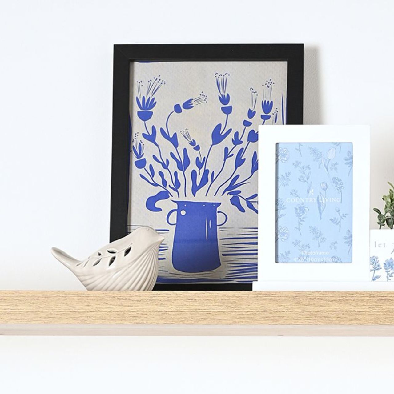 Brighten up any space with this charming ornamental white LED small bird by The Collection, from Country Living. Designed with the rustic charm of a country cottage in mind, this adorable piece radiates warmth.