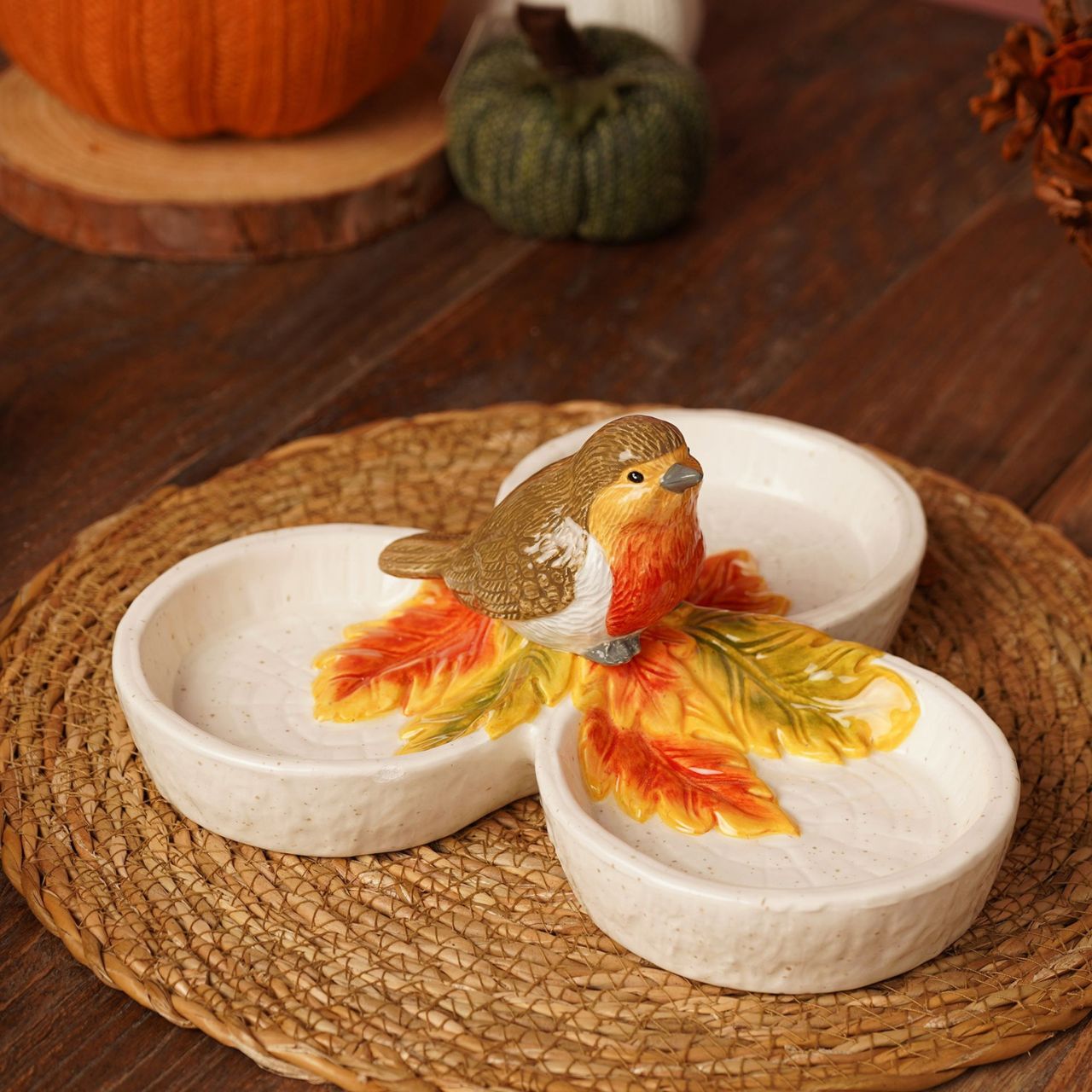 Featuring three connected dishes topped with a perched robin figurine, it’s ideal for serving seasonal nibbles like nuts, dried fruits, or sweets.