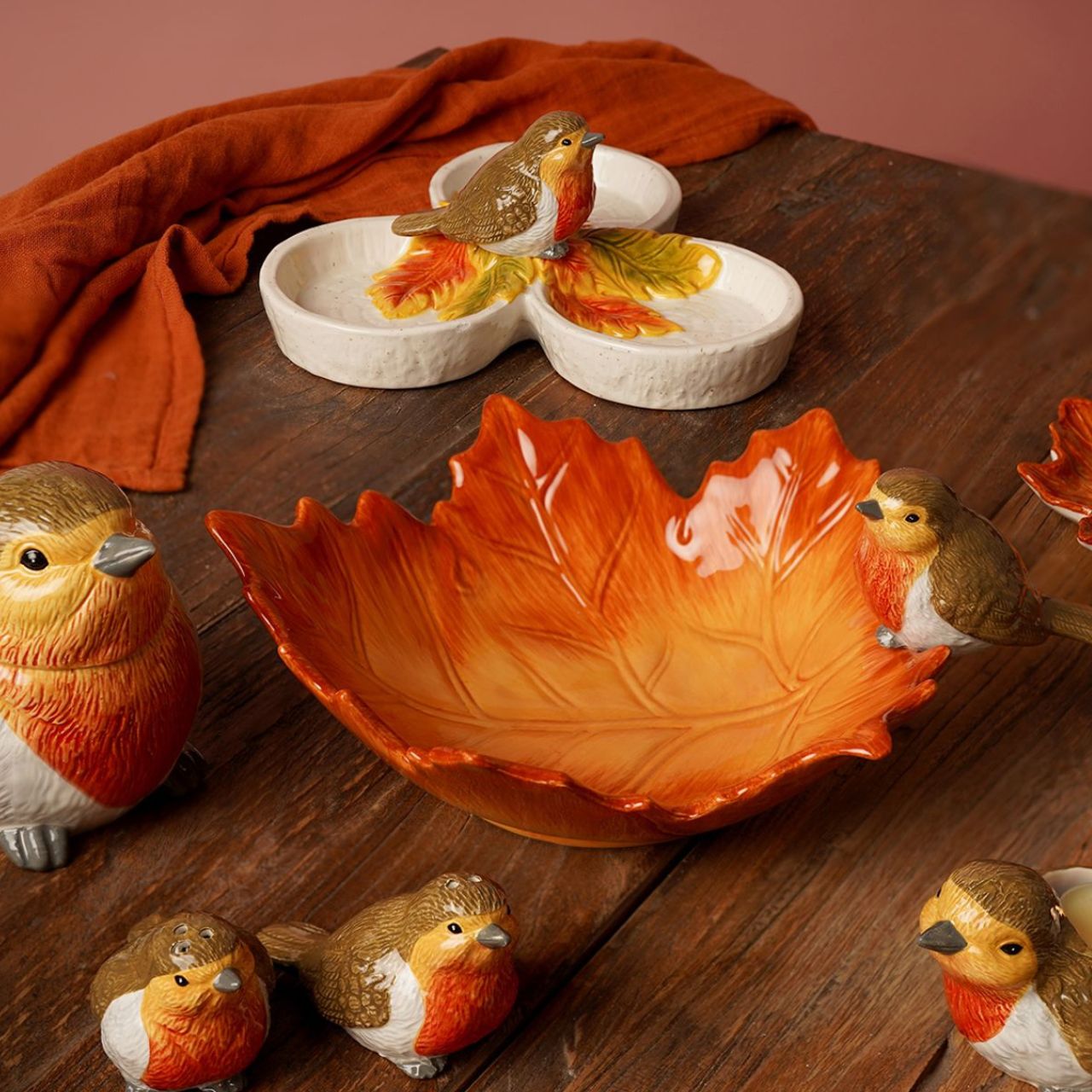 Featuring three connected dishes topped with a perched robin figurine, it’s ideal for serving seasonal nibbles like nuts, dried fruits, or sweets.