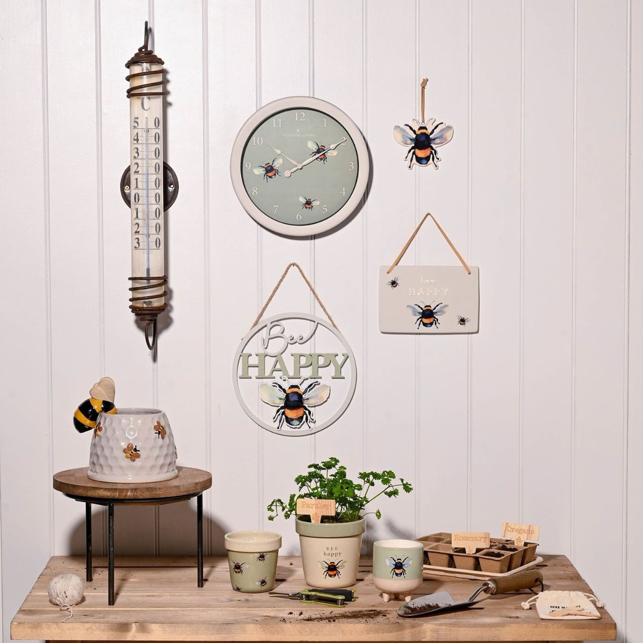 The ceramic duo showcases 2 different designs, the smaller having an all over bee pattern on a green speckled finish. The larger has the cherished sentiment of ‘Bee happy’ on a speckled cream surface. Both with contrast rims.