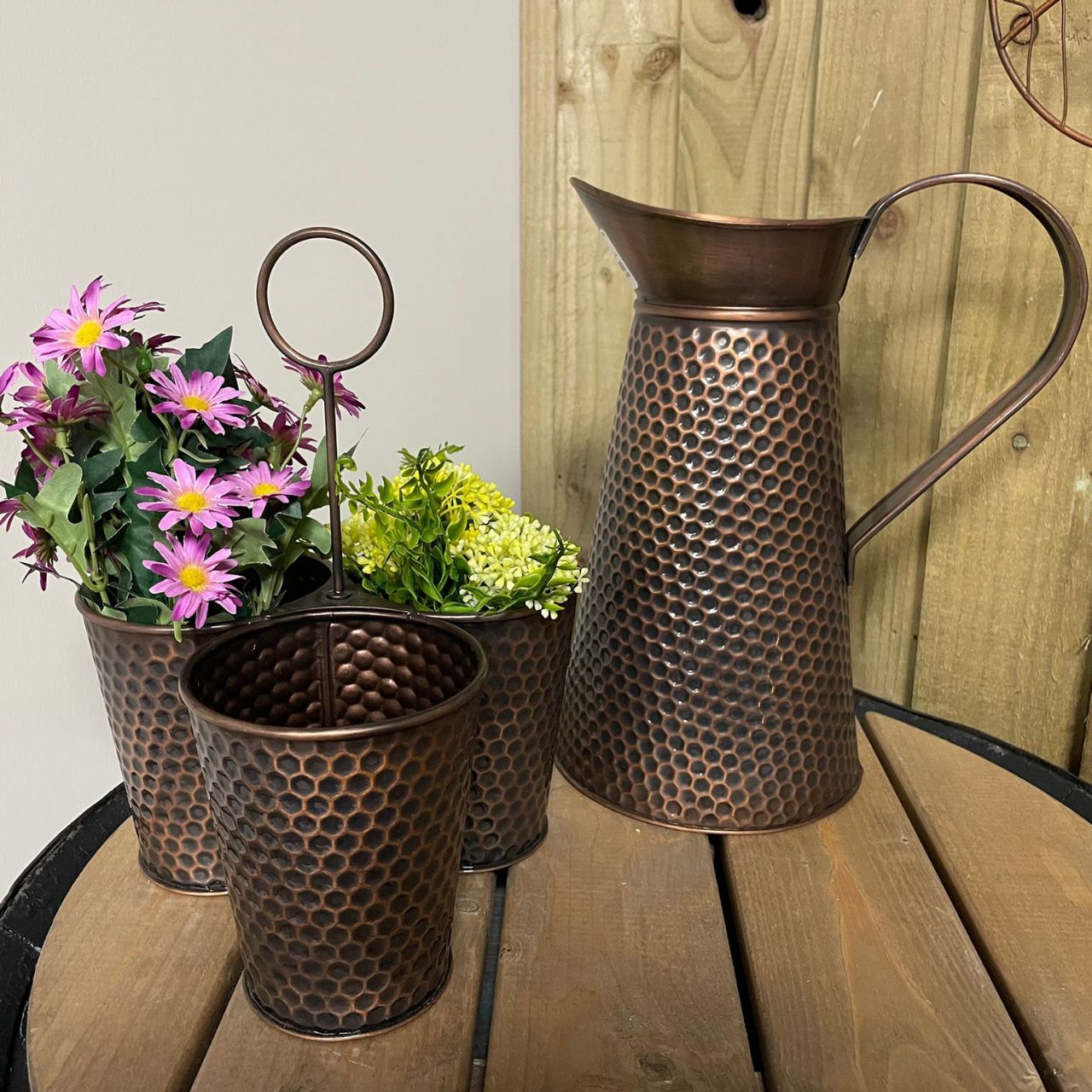 In a rich and earthy brown colour, this watering can exude a traditional and rustic aesthetic that seamlessly blends with garden décor.