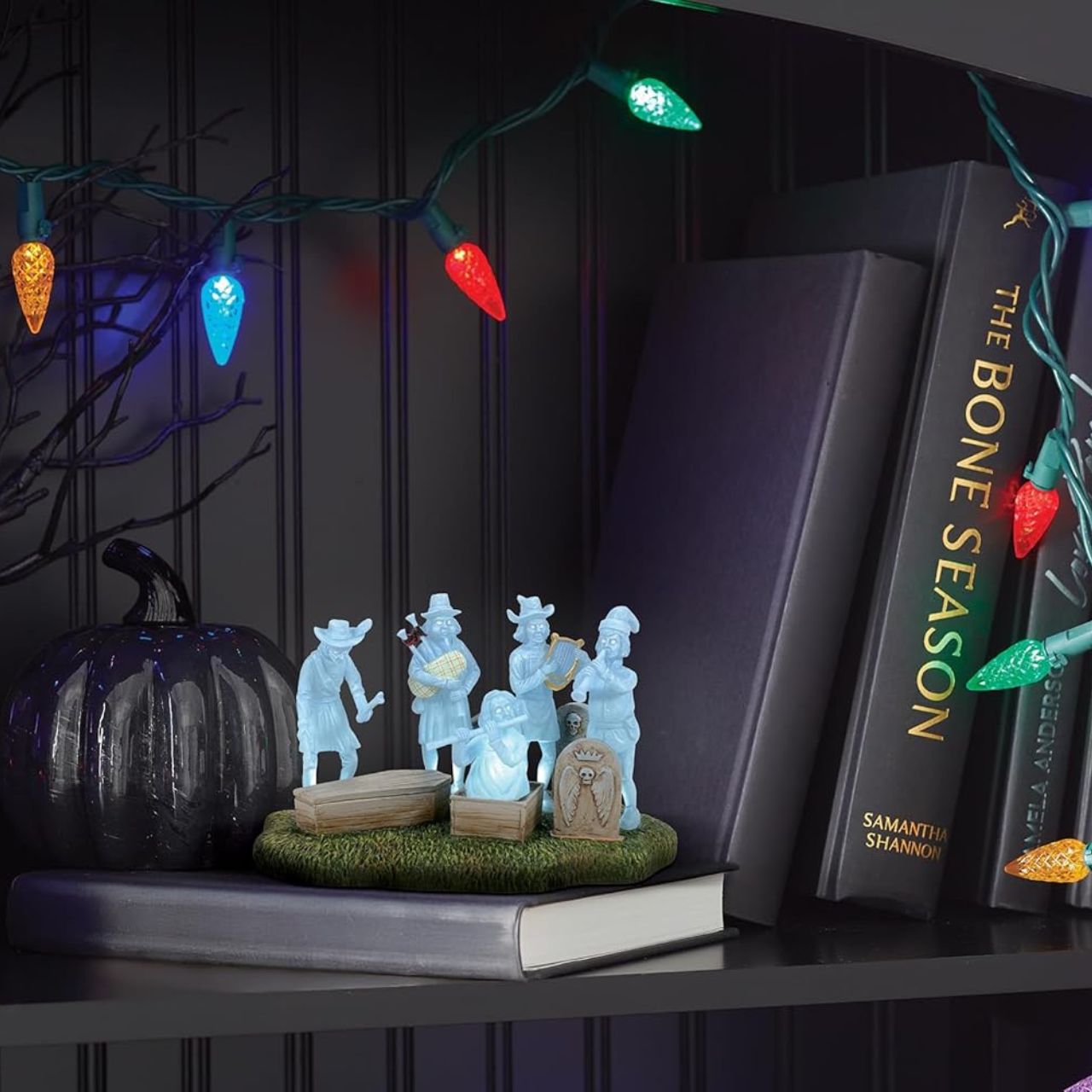 The Phantom Five belong to the enduring legend of the Haunted Mansion and its spectral residents. These spirits, while playful and mischievous, maintain a charming and convivial ambiance. This figurine serves as an ideal complement to any of our Haunted Mansion collections.