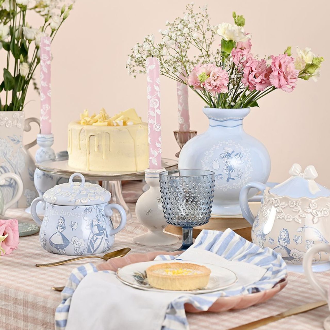Crafted from ceramic with a glazed finish in a gorgeous light blue colour. This product is a celebration of this fantasy tale with stunning character illustrations.