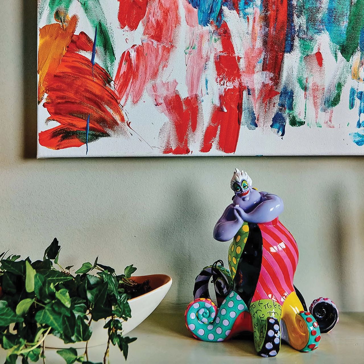 Redesigning the antagonist from The Little Mermaid, Ursula gets a chic remodel of trendy tentacles. With bold colour and compelling pattern, contemporary artist Romero Britto captures the fun and whimsy of Disney. Figurine is made from cast stone.