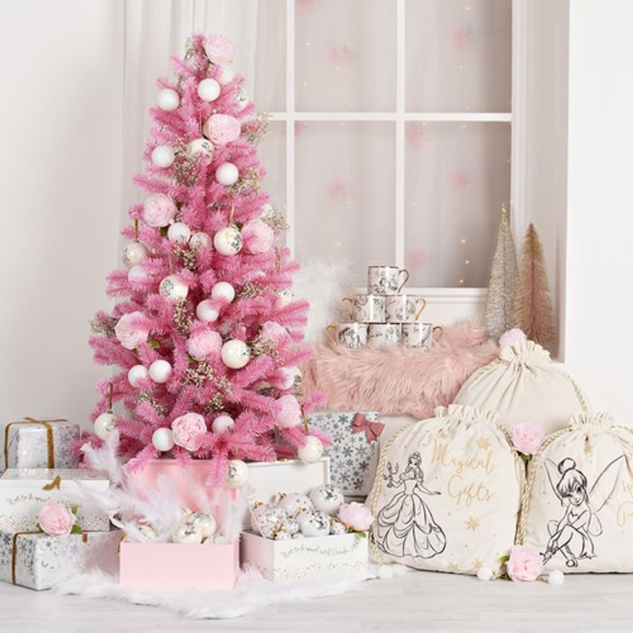 Disney Ceramic Christmas Bauble Belle Bring touch of timeless Disney magic to the Christmas tree with this elegant gold foiled ceramic collectable Belle bauble. From Disney Classic Collectables - luxurious collectable gifts for the enduring Disney fan.