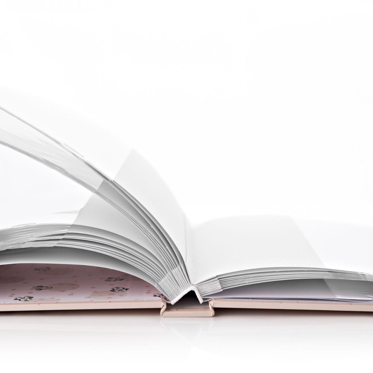 Capture the precious moments with this beautiful Minnie Mouse photo album. Complete with gold foil details, a grosgrain ribbon and a personalisable insert page, this makes an unrivalled gift for parents-to-be.