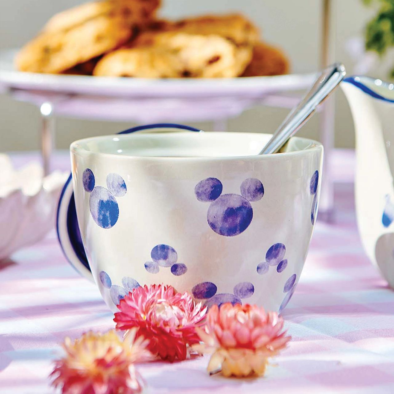 This lidded stoneware sugar bowl is the perfect magical addition to any afternoon tea setting or even just to add some wonder to your kitchen. Designed to sit perfectly alongside the Disney Mono cream jug.
