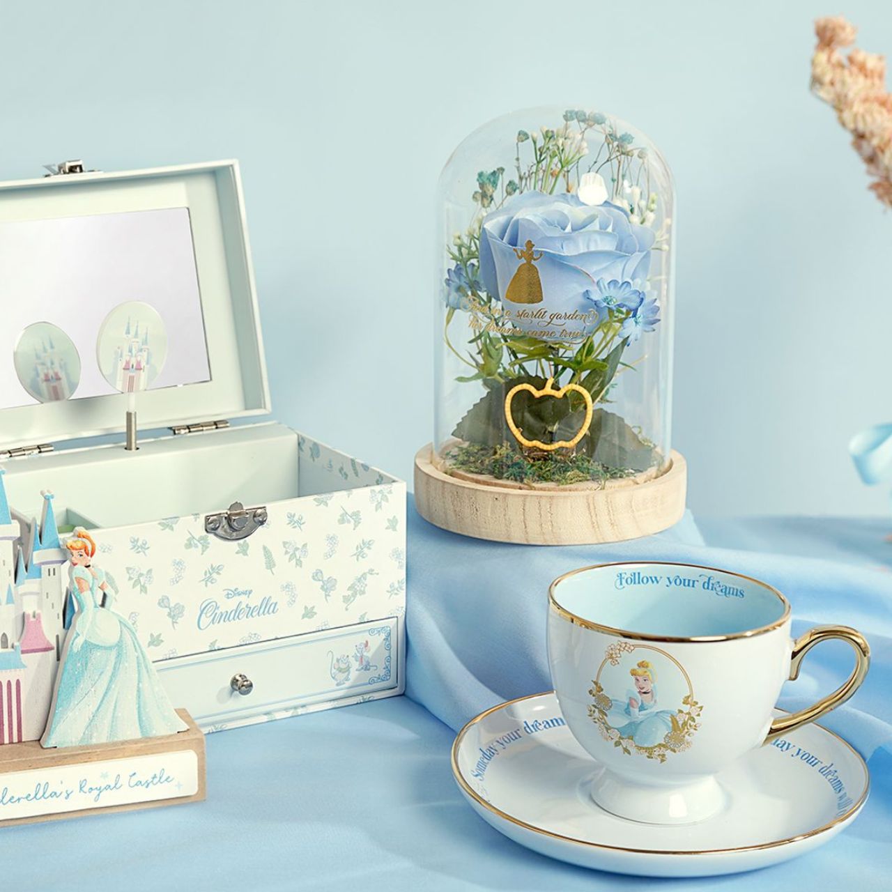 Bring the magic of Disney to the home with the Disney Pastel Princess Florals In A Cloche With Neon Light - Cinderella.