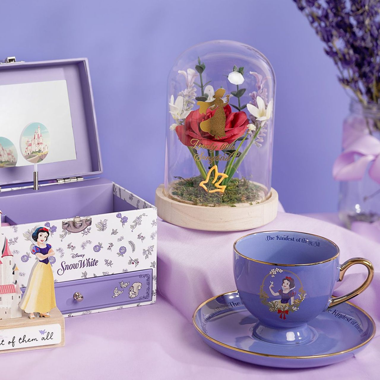 Bring the magic of Disney to the home with the Disney Pastel Princess Florals In A Cloche With Neon Light - Snow White.