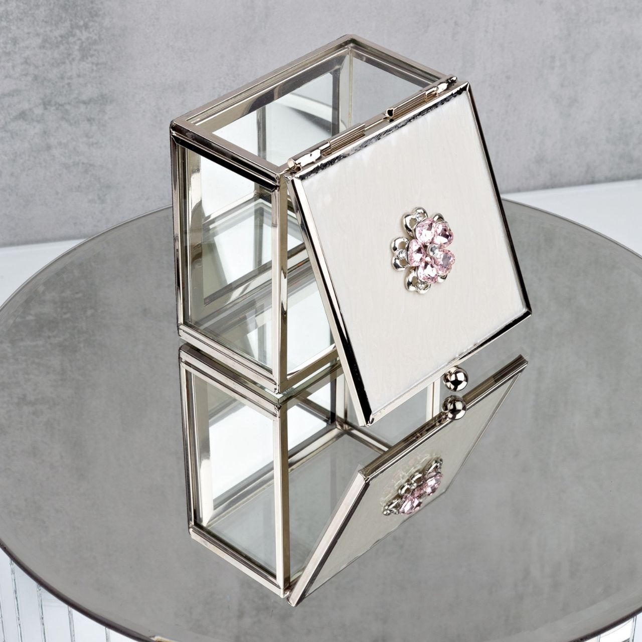 An elegant trinket box with an beautifully soft pink flower embellishment and pearl white epoxy inlay. From the SOPHIA Classic Collection - the home of style and sophistication in women's giftware.