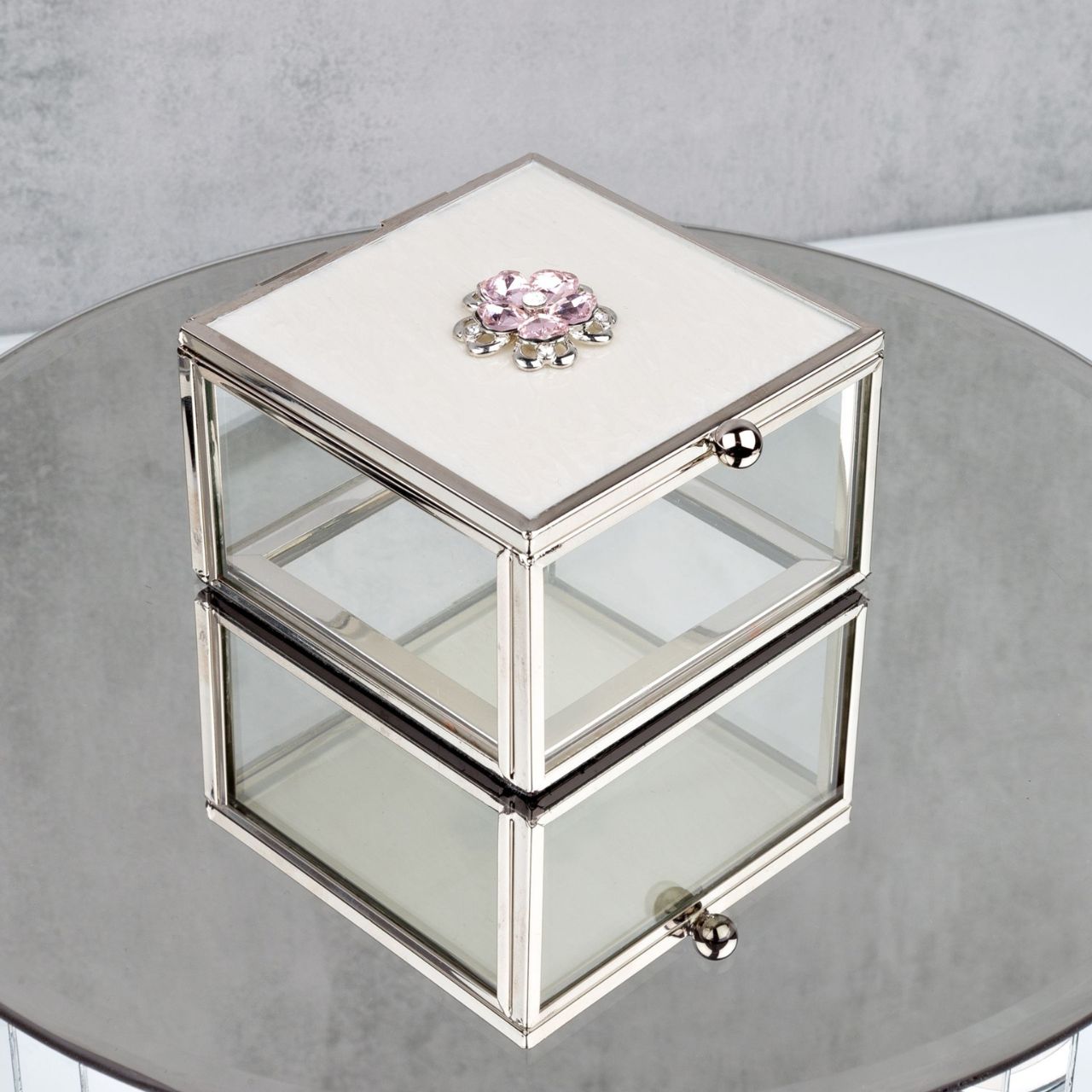 An elegant trinket box with an beautifully soft pink flower embellishment and pearl white epoxy inlay. From the SOPHIA Classic Collection - the home of style and sophistication in women's giftware.