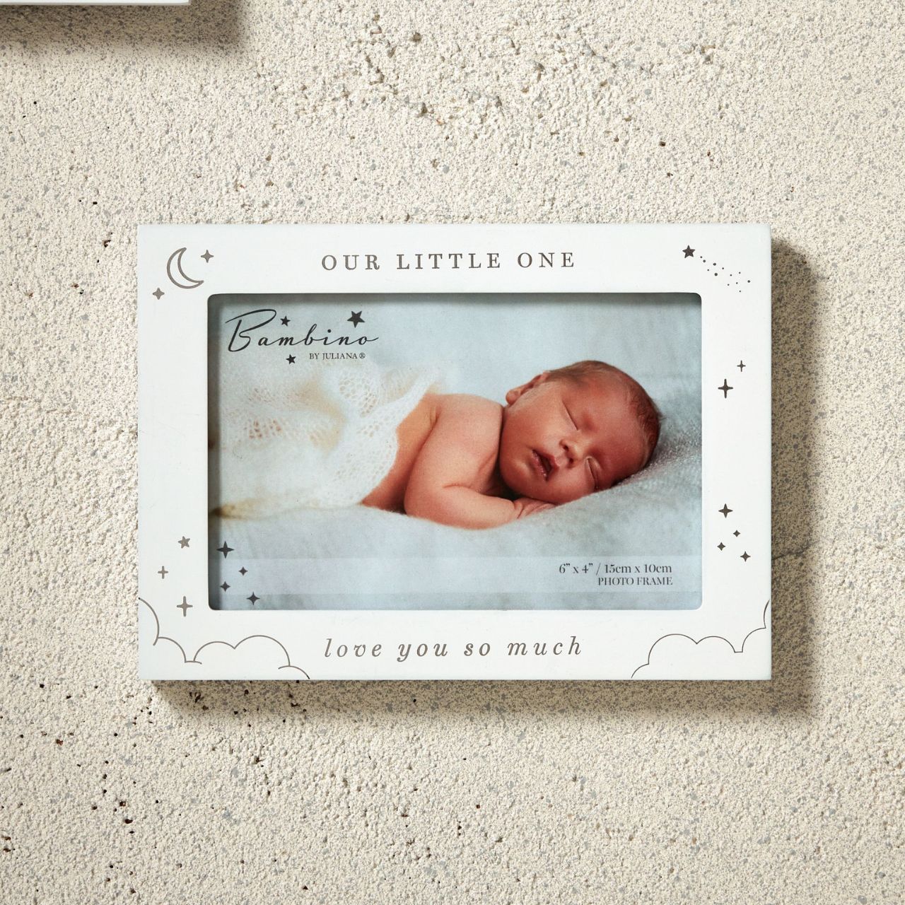 This exquisite landscape frame is an optimal way to beautifully present the photographs of new family arrivals.