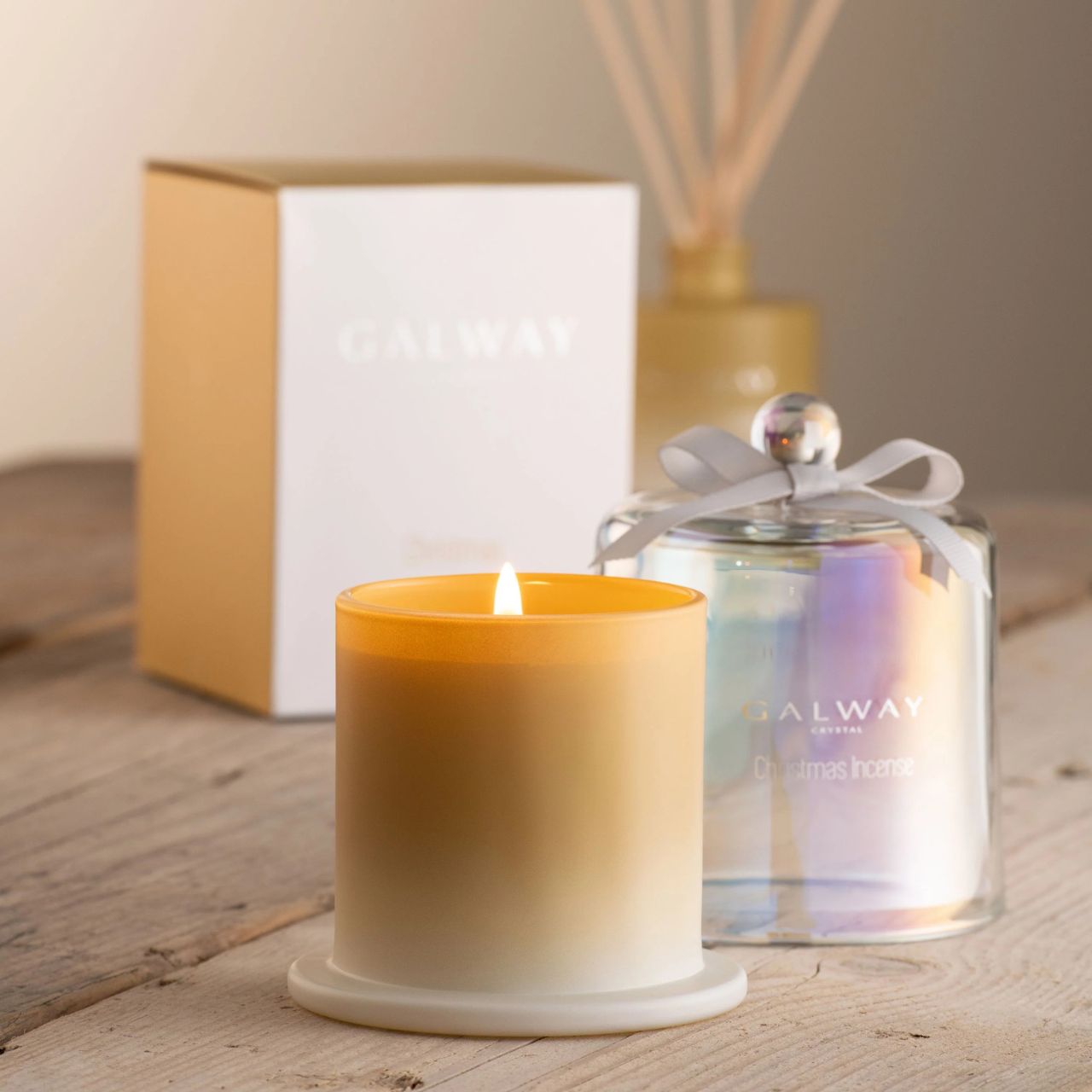 Top notes of soft & earthy saffron are delicately blended with a hint of herbaceous green violet leaves, white flowers & patchouli. Base notes of sweet & woody oud bring these exquisite ingredients together to create an exotic, heady & luxurious fragrance.