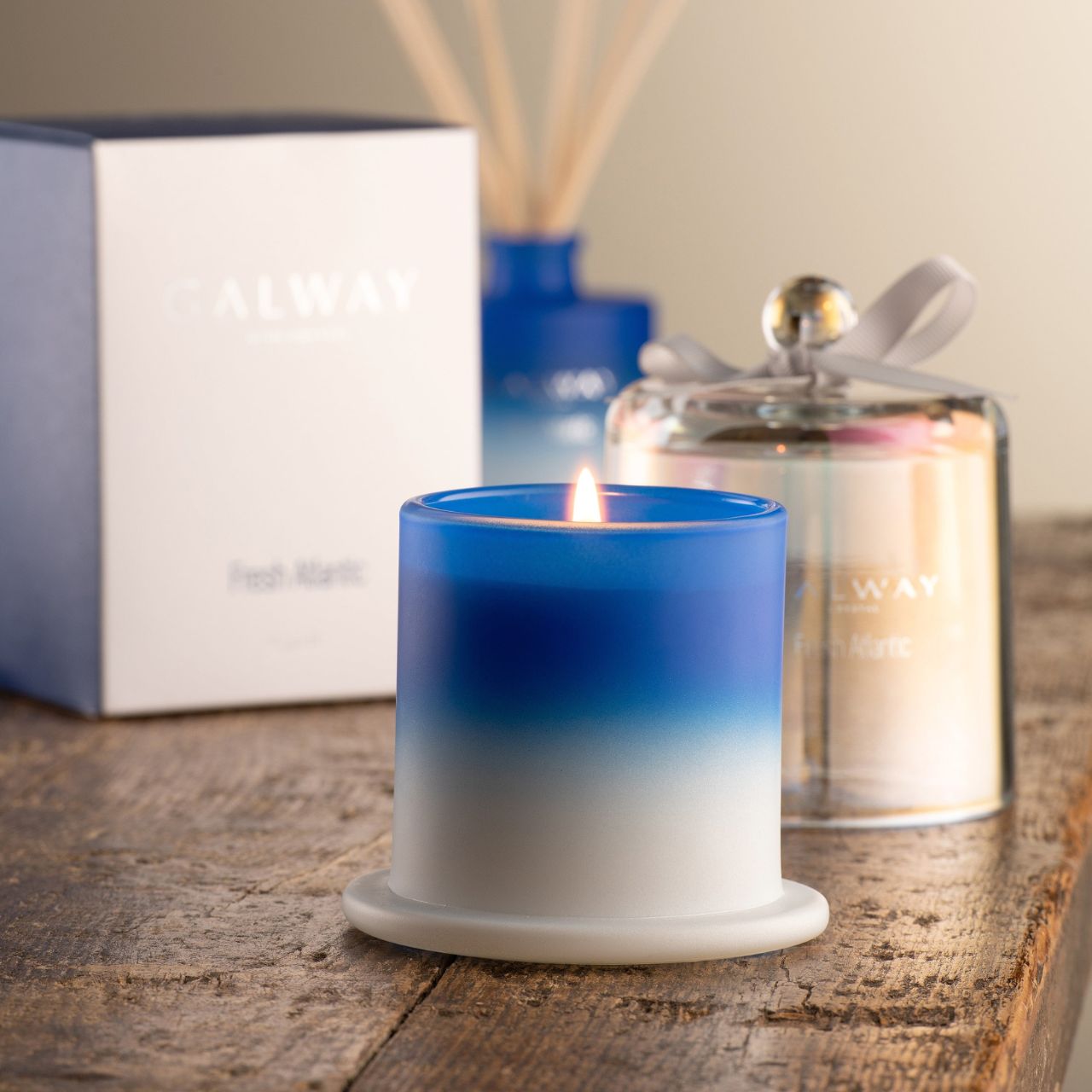 Galway Crystal Fresh Atlantic Bell Candle Jar Our fresh atlantic scent will transform any room and certainly set the right mood. Top notes of ozone accord, bergamot & leafy green accord are contrasted with floral notes of ylang-ylang, soft jasmine, cyclamen & rosewood. Earthy base notes of musk, amber & sandalwood finish off this fragrance creating a timeless oceanic scent inspired by the Irish coast.