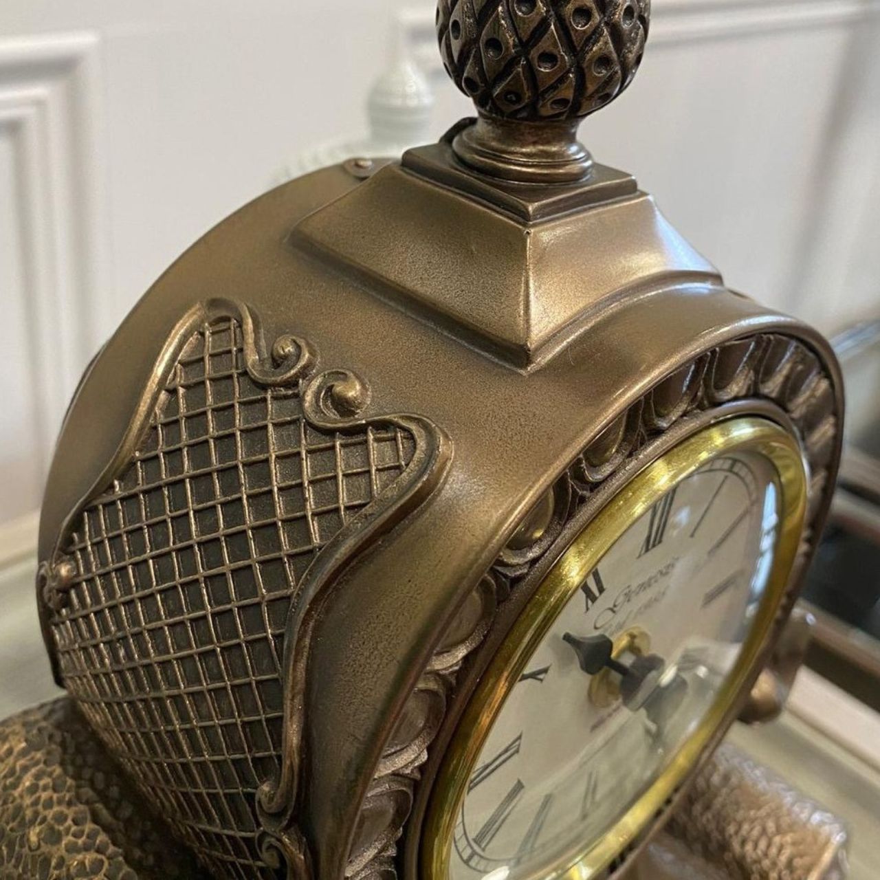 This large clock looks superb on the mantle piece and is one of the biggest clocks in the range. It has a brass swinging pendulum and batteries are included. Suitable gift for any special occasion.