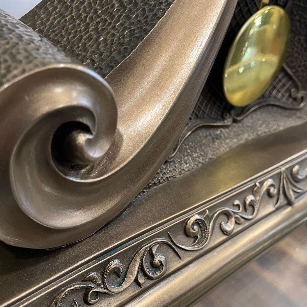This large clock looks superb on the mantle piece and is one of the biggest clocks in the range. It has a brass swinging pendulum and batteries are included. Suitable gift for any special occasion.