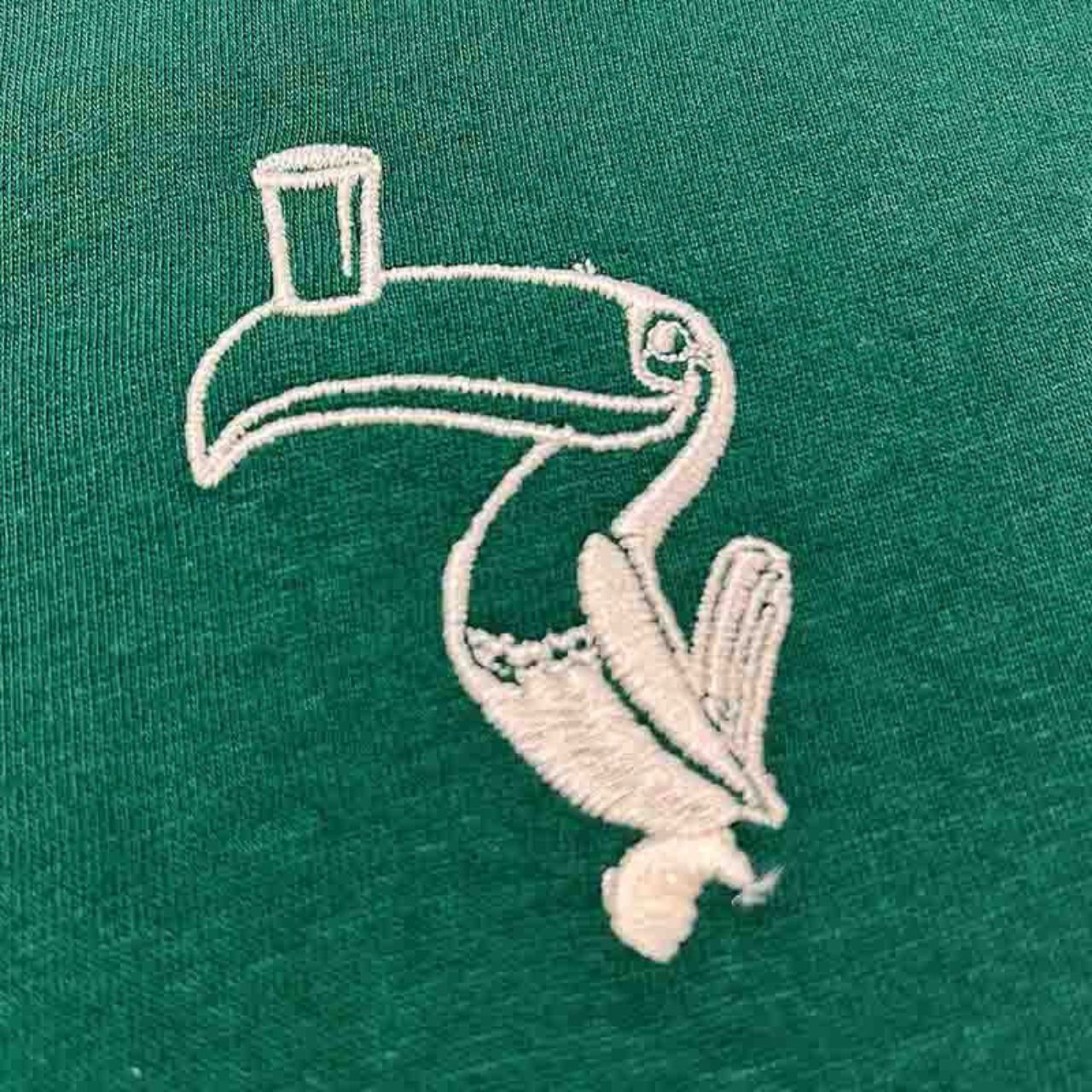This Green crew neck T-shirt is part of the Guinness Official Merchandise Collection. It showcases the iconic toucan, widely recognized as the most iconic advertising symbol for Guinness.