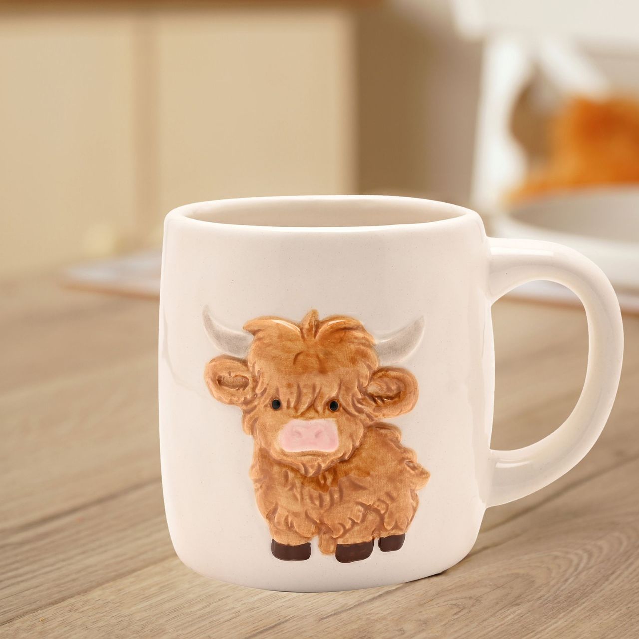 Made from white ceramic, it offers a classic shape. Ideal for tea, coffee, or hot chocolate, this mug is a great gift for animal lovers or a cosy addition to any mug collection.