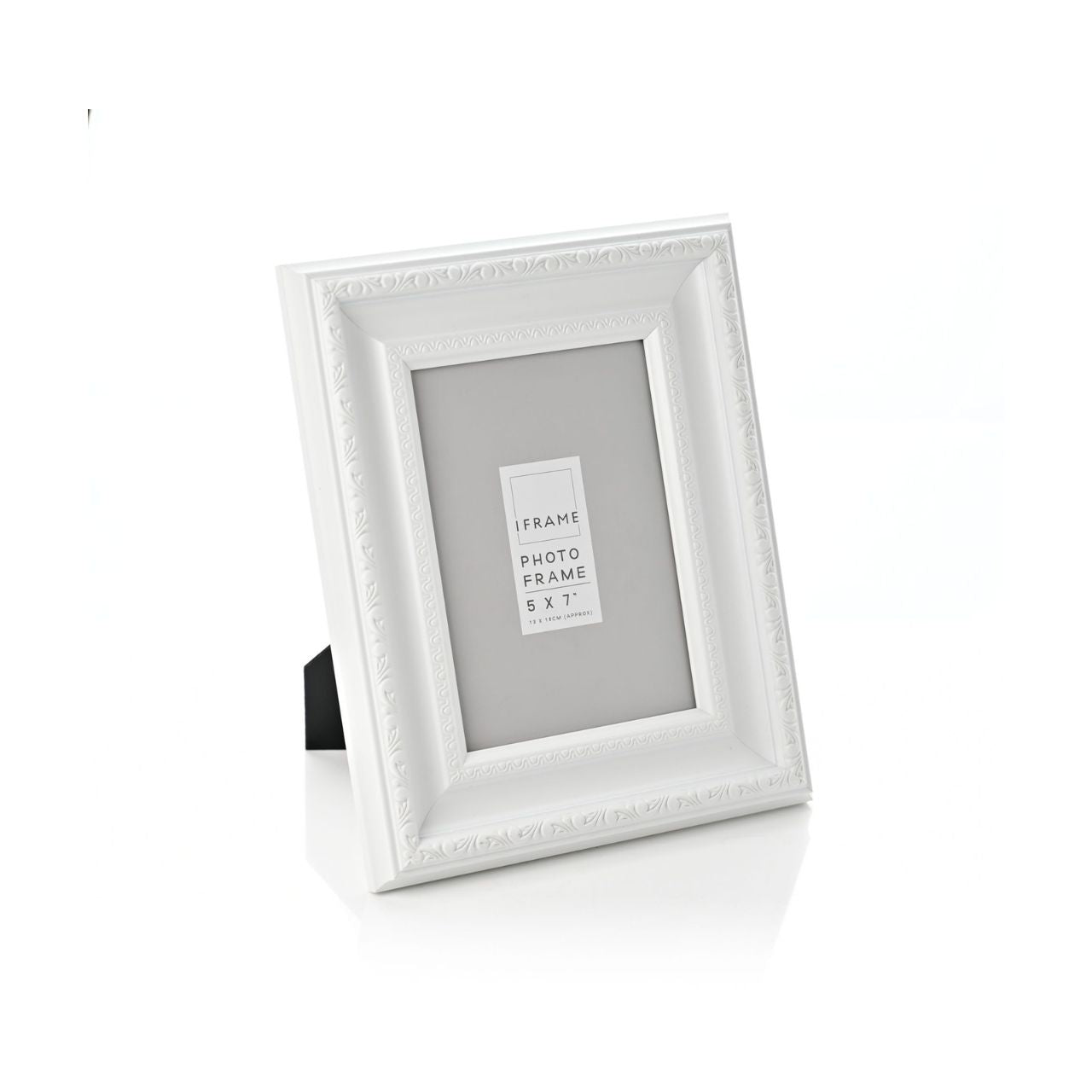 This ornate decorative frame would make a beautiful home for your favourite photos. With a delicate design that lines the exterior of the frame, your friends will be impressed when you make this a classy and stylish feature to your bookshelf or mantel.