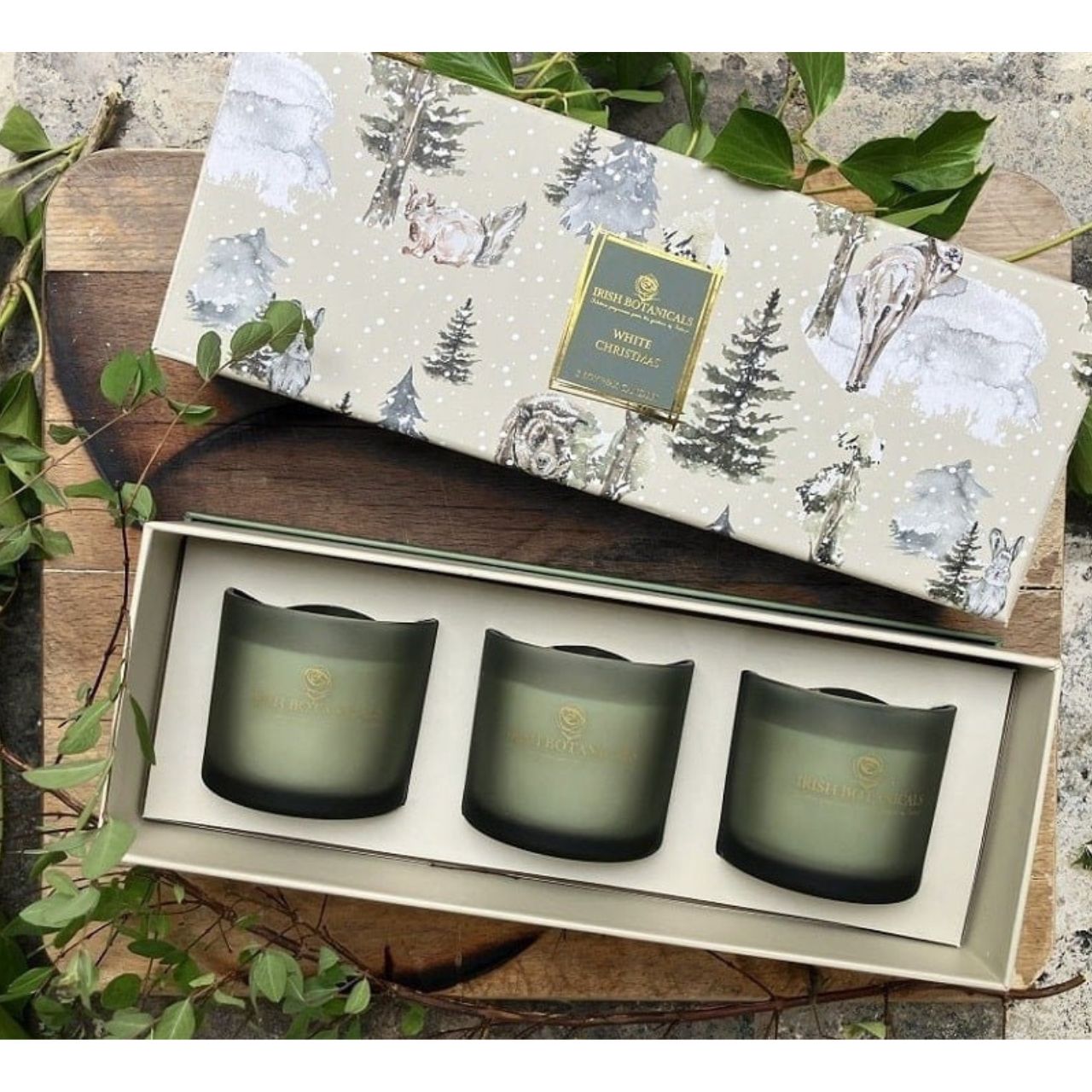 Experience the essence of winter with this elegant blend of mistletoe, crisp pine needles, and wild juniper berry. Perfect for creating a warm and inviting atmosphere during the festive season.