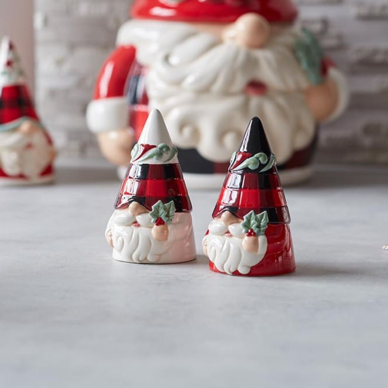 Christmas Highland Glen Salt & Pepper Shakers by Jim Shore  Designed by award winning artist Jim Shore as part of the Heartwood Creek Highland Glen Collection, hand crafted using high quality cast stone and hand painted, these salt & pepper shakers is perfect for the Christmas season. 