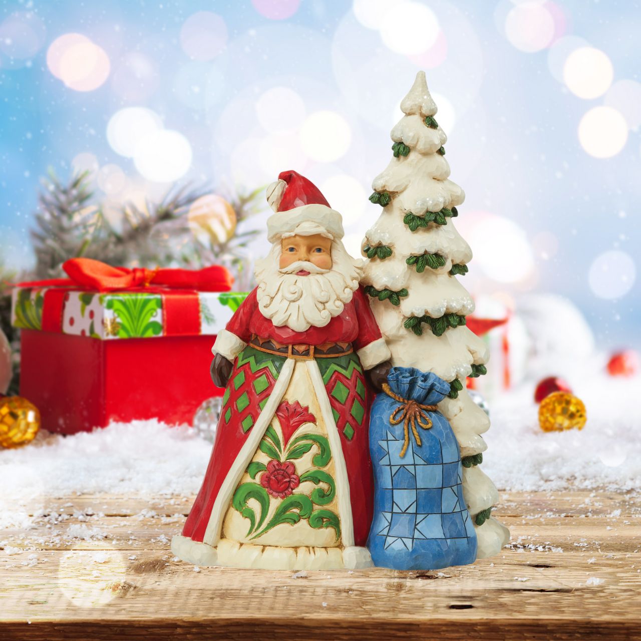 Heartwood Creek Santa by Tree with Toy Sack Figurine Designed by award winning artist Jim Shore as part of the Heartwood Creek Christmas Collection, hand crafted using high quality cast stone and hand painted, this Santa by tree is perfect for the Christmas season.