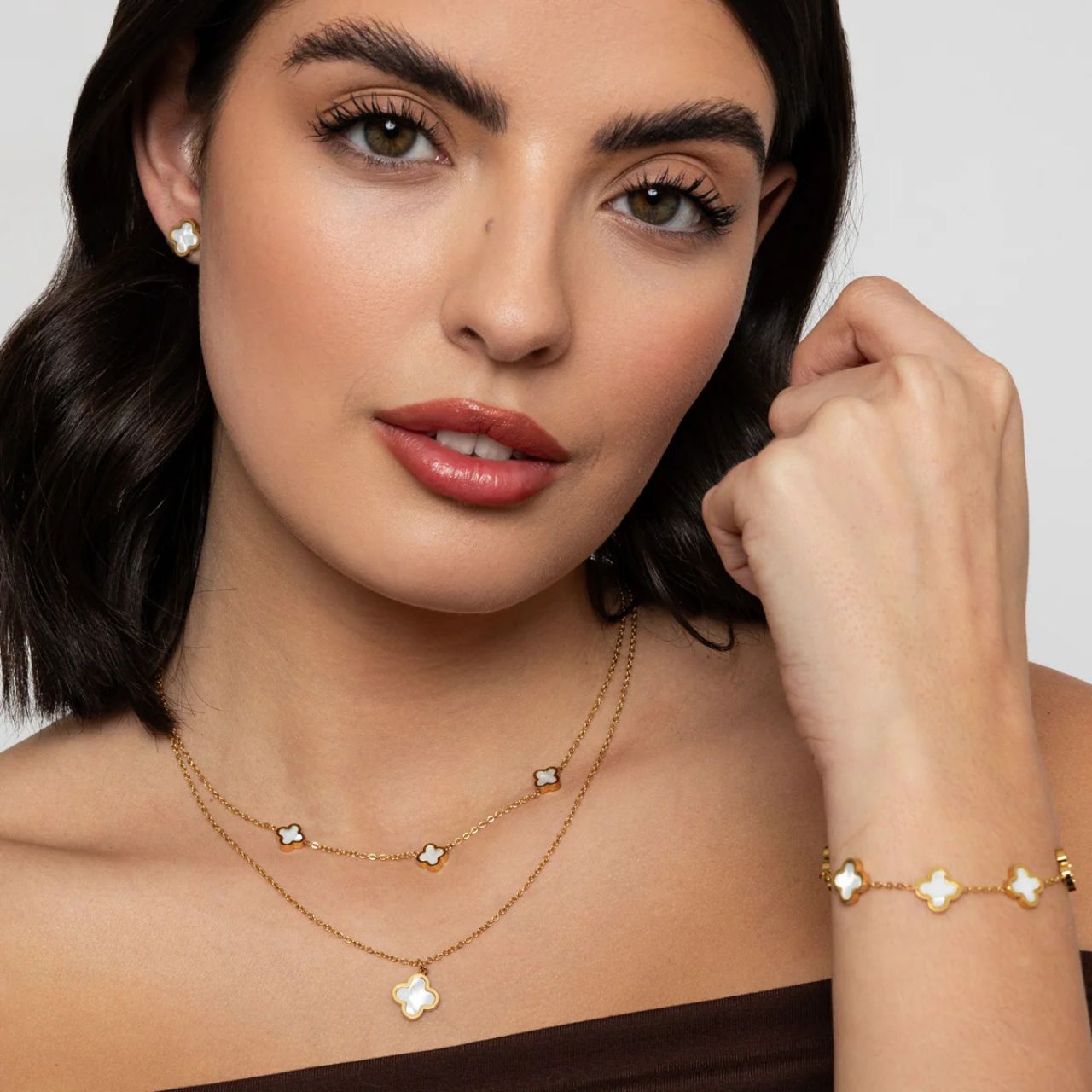 Beautiful layered clover necklace with white shell front & back of each element. Length 41/46 + 5cm extension. Gold plating.