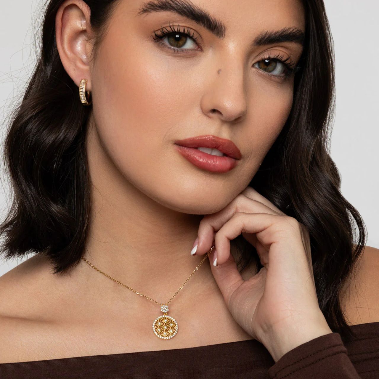 Beautiful floral shapes enclosed in crystal encrusted circle. Length 41 + 5cm extension. Gold plating.