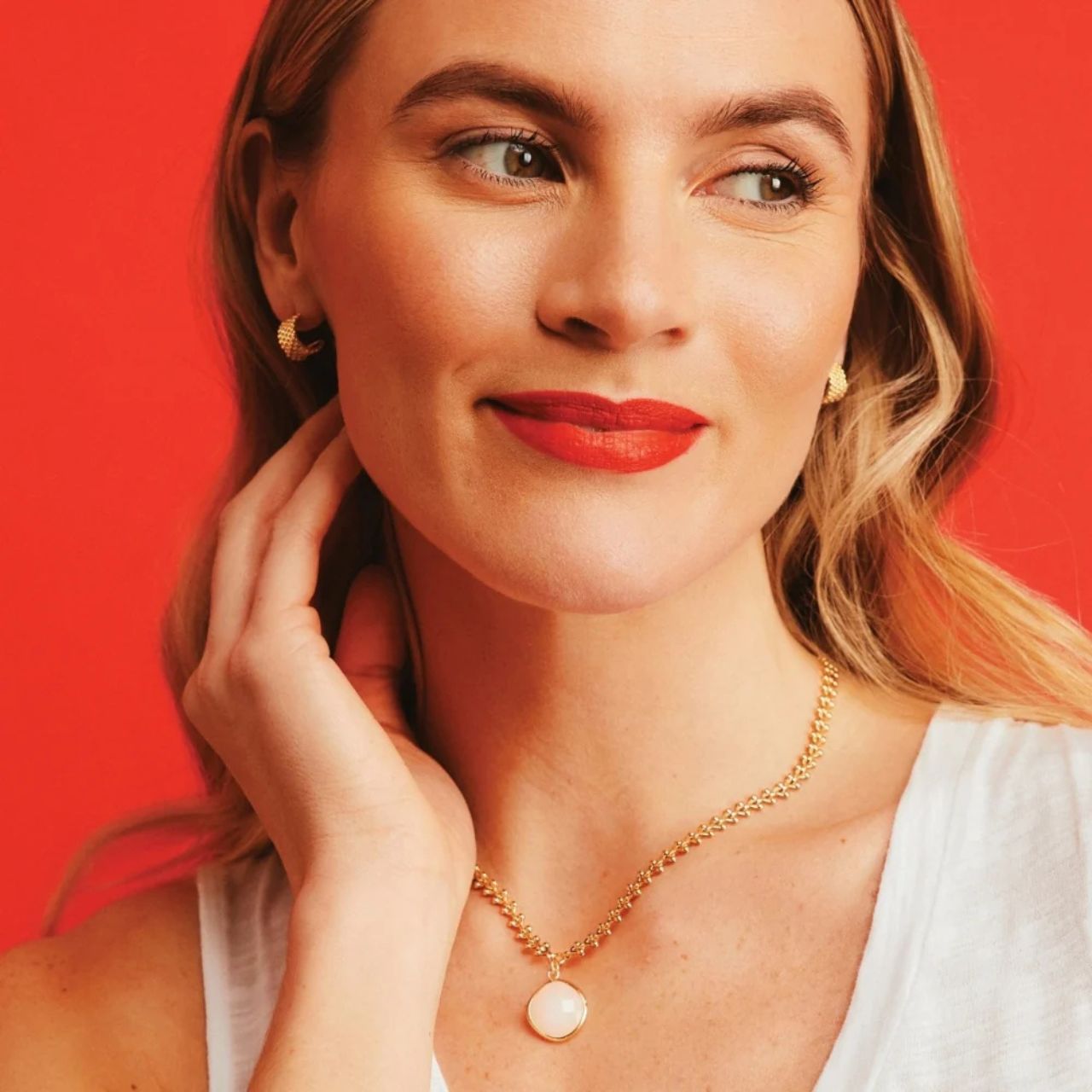 Beautiful flat chain necklace with white opal drop. 18K gold plating & E coating. Length 41 + 5cm extension.