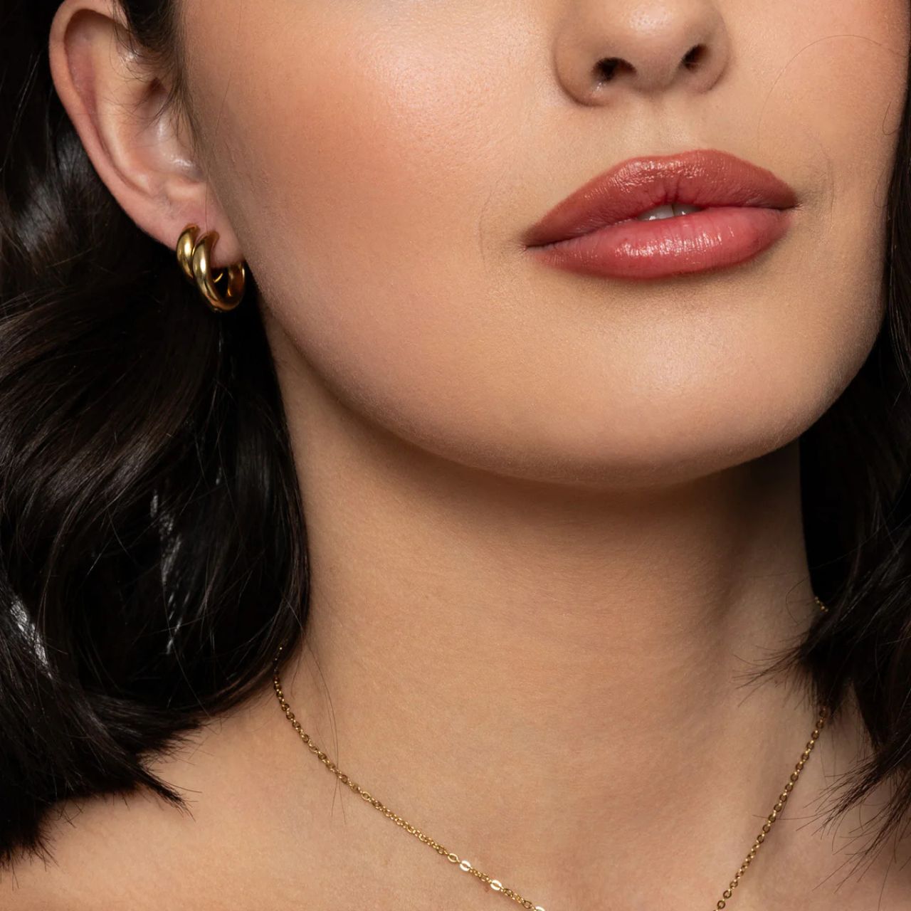 Medium hoops with outer diameter 16mm, inner diameter 13mm. Post & clip fastening. Ideal for stacking.