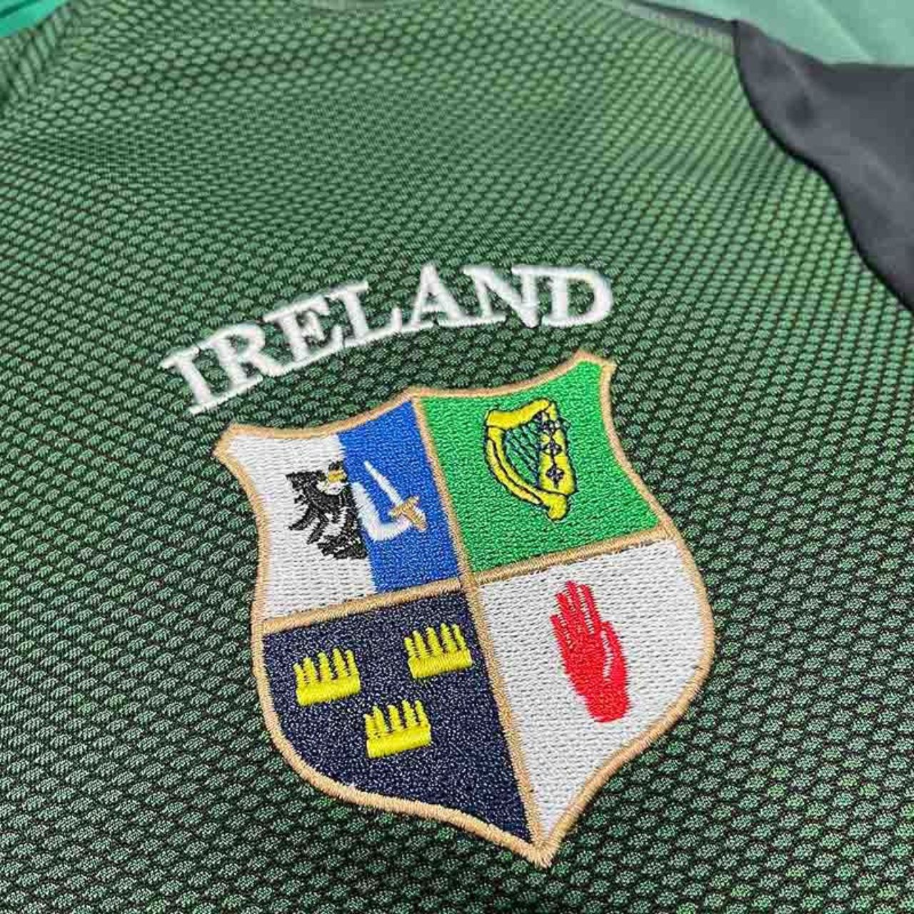 Designed for optimal performance and maximum comfort, the Lansdowne Men's Ireland Quarter Zip boasts enhanced breathability and the iconic Ireland four province crest on the left chest.