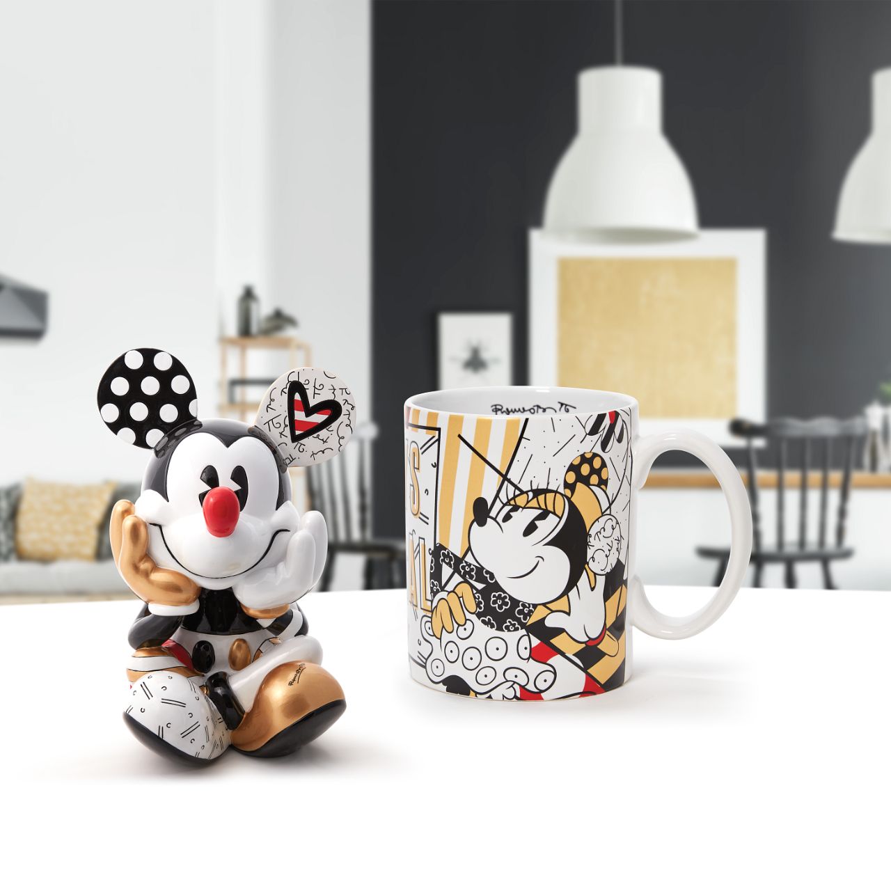 Mickey and Minnie Mouse are always the original couple with touches of red, gold and black and white. This 10oz Midas mug adds a timeless addition to your homeware. This classic Disney mug is dishwasher and microwave safe. Product is supplied in branded gift box.