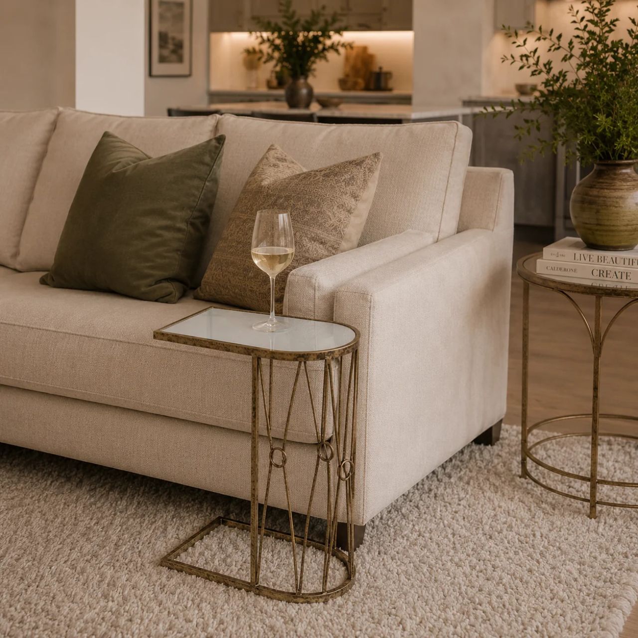 This drum inspired drinks table features a compact design that easily slides under a sofa for added convenience. Finished in antique gold with a mirrored top, it offers a stylish and practical surface for drinks or décor.