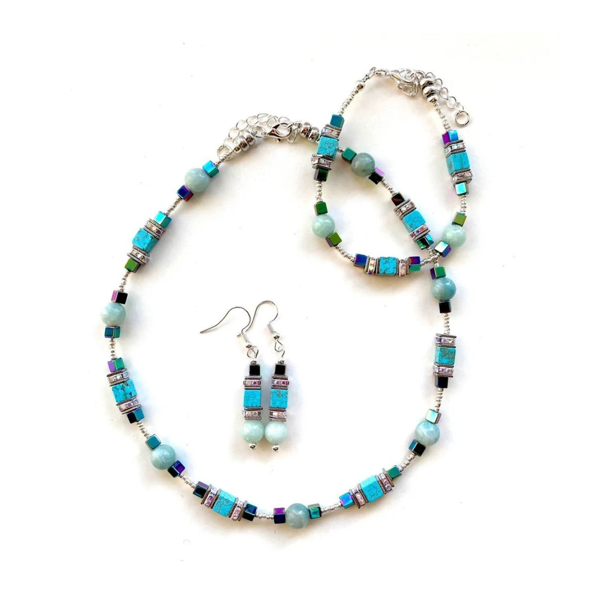 This braelet is an attractive combination of gemstones and sparkling Rhinestone spacer beads creating an easy to wear and flattering piece of jewellery.