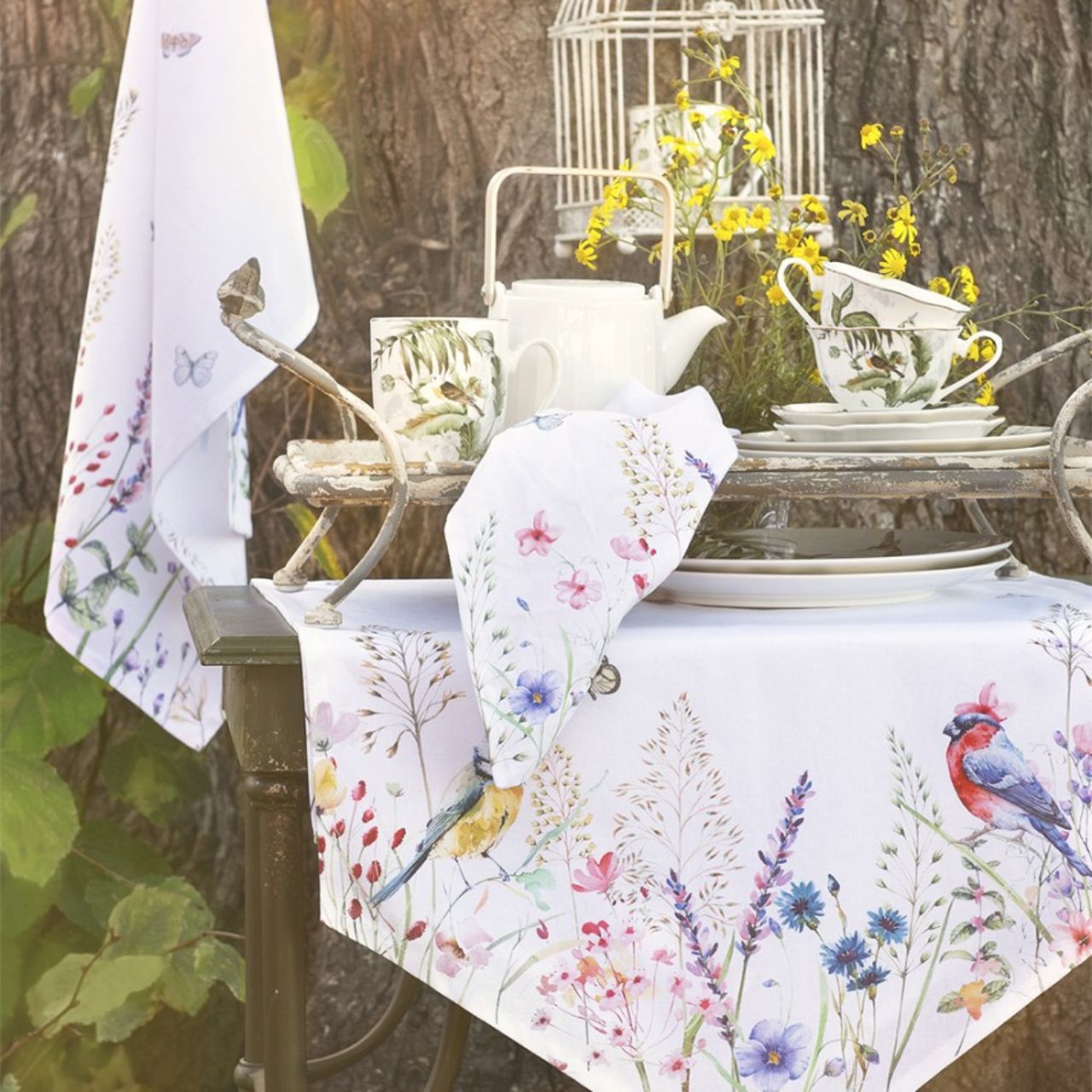 This table runner from the Clayre & Eef brand is a true addition to your dining table thanks to the unique motif. It creates a warm atmosphere while eating and is of course practical to use. The table runner is made of 100% cotton and feels wonderful to the touch.
