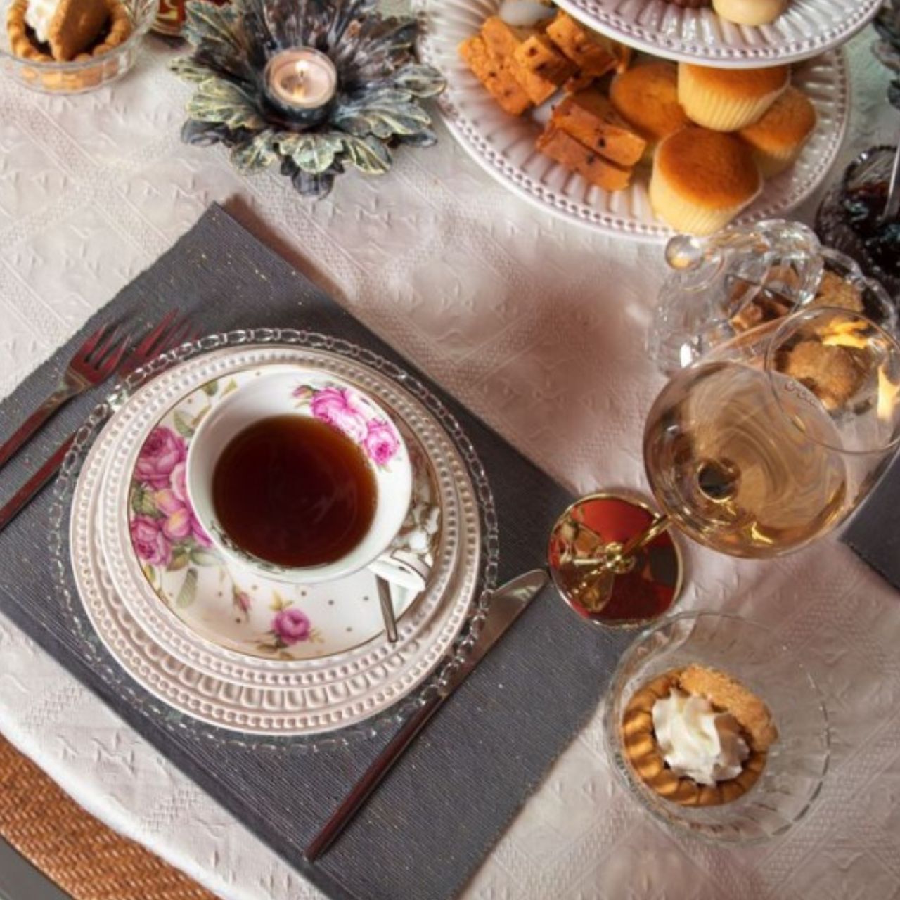This premium porcelain cup and saucer set features a romantic floral design with pink flowers. Crafted to the highest quality standards, the elegant cup offers a delicate and eye-catching presentation. Enjoy your favourite beverage in style with this romantic cup and saucer set.