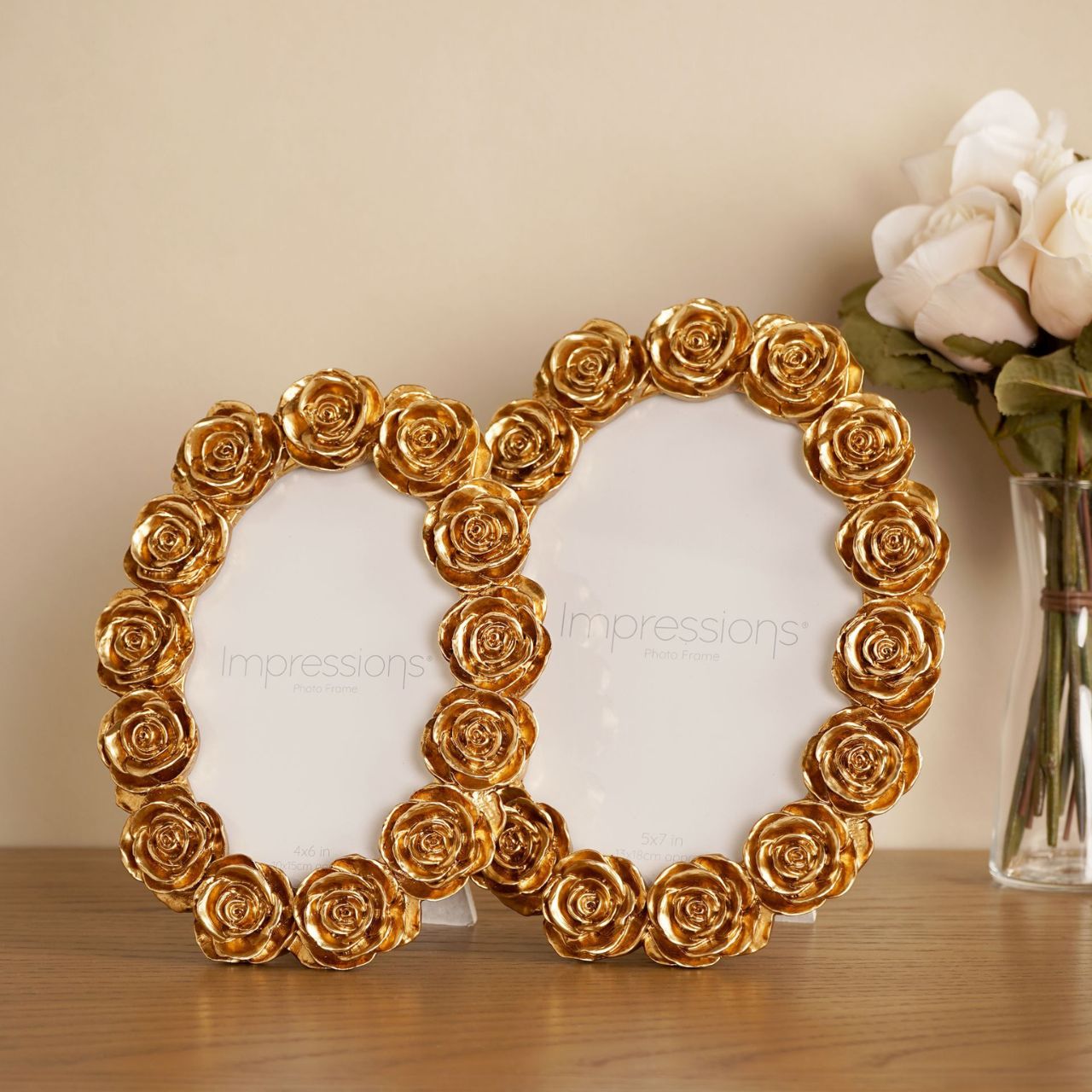 The Impressions Rose Design Oval Resin Photo Frame (4" x 6") beautifully displays your treasured memories.