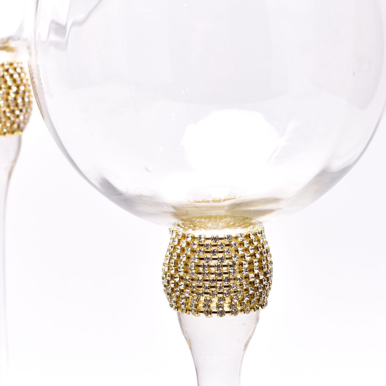 Set of 3 Diamante Goblets with Gold Detail A beautiful contemporary set of 3 glass goblets with gilt edges and golden diamante detail. From the Oasis collection by HESTIA® - create your own fabulous home haven.