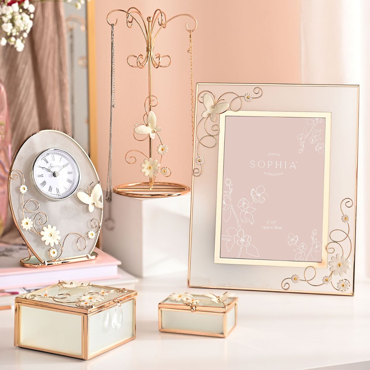 This exquisite glass box features an elegant floral meadow design on the lid. With its sturdy yet delicate craftsmanship, petite shape and stunning design, this trinket box makes a beautiful addition to any bedroom or dressing table.