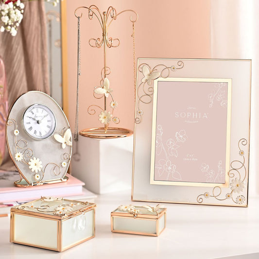 This exquisite glass box features an elegant floral meadow design on the lid. With its sturdy yet delicate craftsmanship, petite shape and stunning design, this trinket box makes a beautiful addition to any bedroom or dressing table.