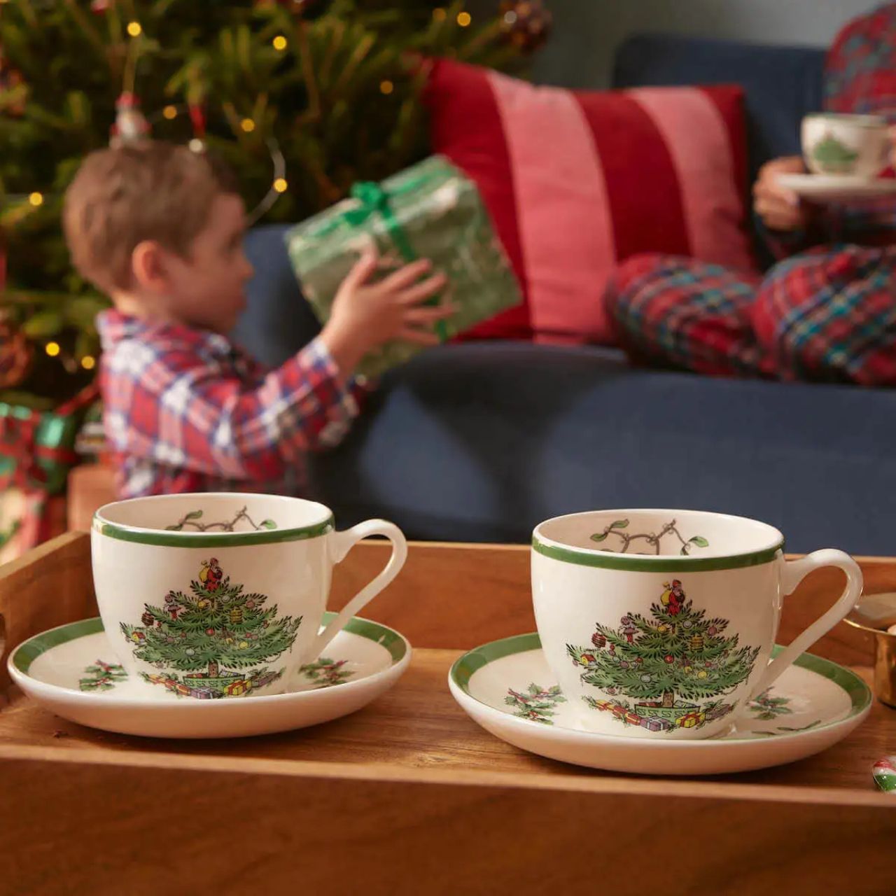 Gather the family and enjoy a warming tea with this Christmas cup & saucer set.