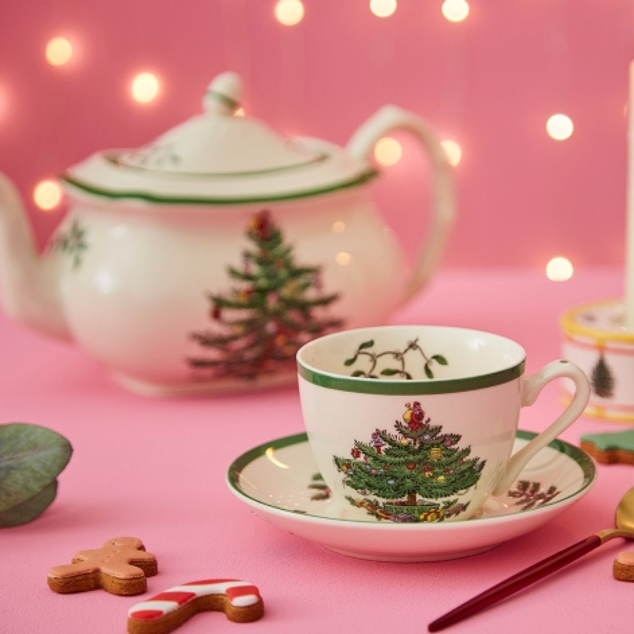 From breakfast on Christmas morning to festive afternoon tea, this Christmas Tree teapot by Spode will bring a magical touch to your table. Made from quality porcelain, it's decorated with the iconic Christmas Tree design dating from 1938.